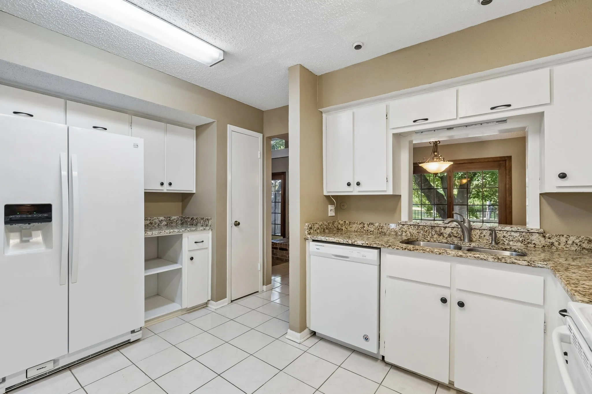 Single Family Residence For Sale in Dallas County , 1806 Lakecrest Court, Carrollton, Texas 75006, 3 Bedroom, 3 Bathroom, 2 Garage spaces, 2,192 Sqft, built in 1972, mls#21322333, Real Estate Agent in Carrollton, Homes For Sale in Dallas county, Homes For Sale in Carrollton, Realtor in Carrollton Texas, Real Estate Brokerage Independent Realty Texas, Luminita Cordes Realtor