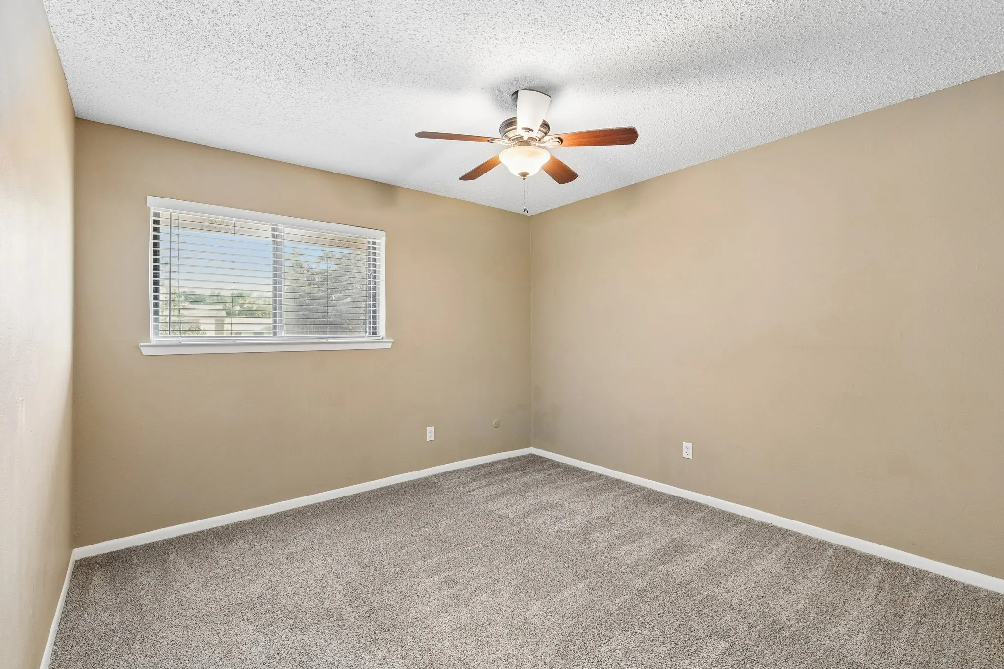 Single Family Residence For Sale in Dallas County , 1806 Lakecrest Court, Carrollton, Texas 75006, 3 Bedroom, 3 Bathroom, 2 Garage spaces, 2,192 Sqft, built in 1972, mls#21322333, Real Estate Agent in Carrollton, Homes For Sale in Dallas county, Homes For Sale in Carrollton, Realtor in Carrollton Texas, Real Estate Brokerage Independent Realty Texas, Luminita Cordes Realtor