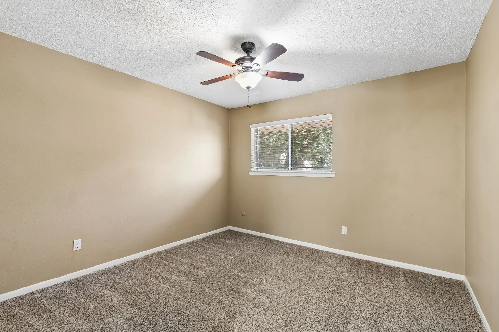 Single Family Residence For Sale in Dallas County , 1806 Lakecrest Court, Carrollton, Texas 75006, 3 Bedroom, 3 Bathroom, 2 Garage spaces, 2,192 Sqft, built in 1972, mls#21322333, Real Estate Agent in Carrollton, Homes For Sale in Dallas county, Homes For Sale in Carrollton, Realtor in Carrollton Texas, Real Estate Brokerage Independent Realty Texas, Luminita Cordes Realtor