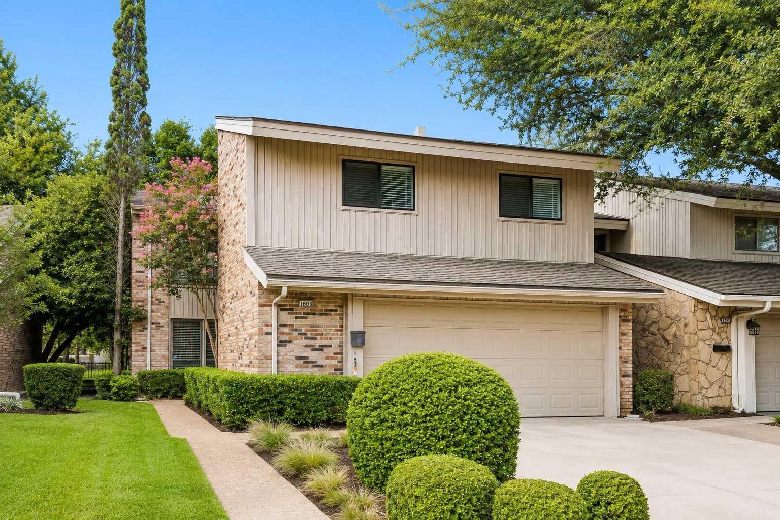 Single Family Residence For Sale in Dallas County , 1806 Lakecrest Court, Carrollton, Texas 75006, 3 Bedroom, 3 Bathroom, 2 Garage spaces, 2,192 Sqft, built in 1972, mls#21322333, Real Estate Agent in Carrollton, Homes For Sale in Dallas county, Homes For Sale in Carrollton, Realtor in Carrollton Texas, Real Estate Brokerage Independent Realty Texas, Luminita Cordes Realtor