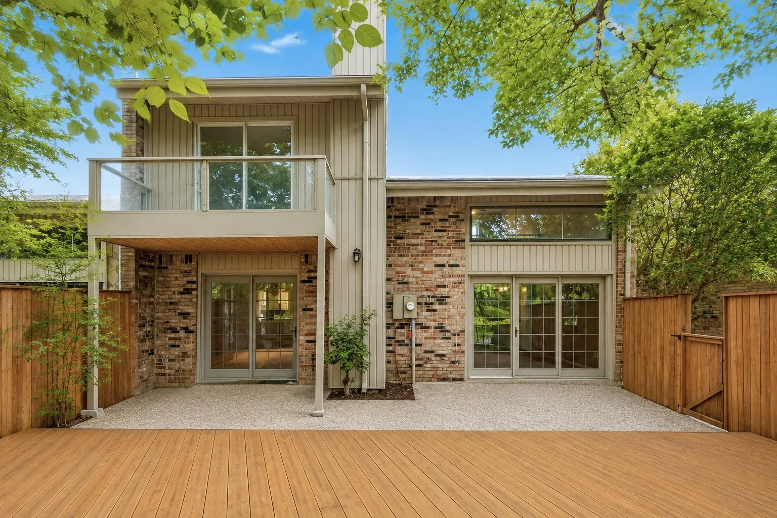 Single Family Residence For Sale in Dallas County , 1806 Lakecrest Court, Carrollton, Texas 75006, 3 Bedroom, 3 Bathroom, 2 Garage spaces, 2,192 Sqft, built in 1972, mls#21322333, Real Estate Agent in Carrollton, Homes For Sale in Dallas county, Homes For Sale in Carrollton, Realtor in Carrollton Texas, Real Estate Brokerage Independent Realty Texas, Luminita Cordes Realtor