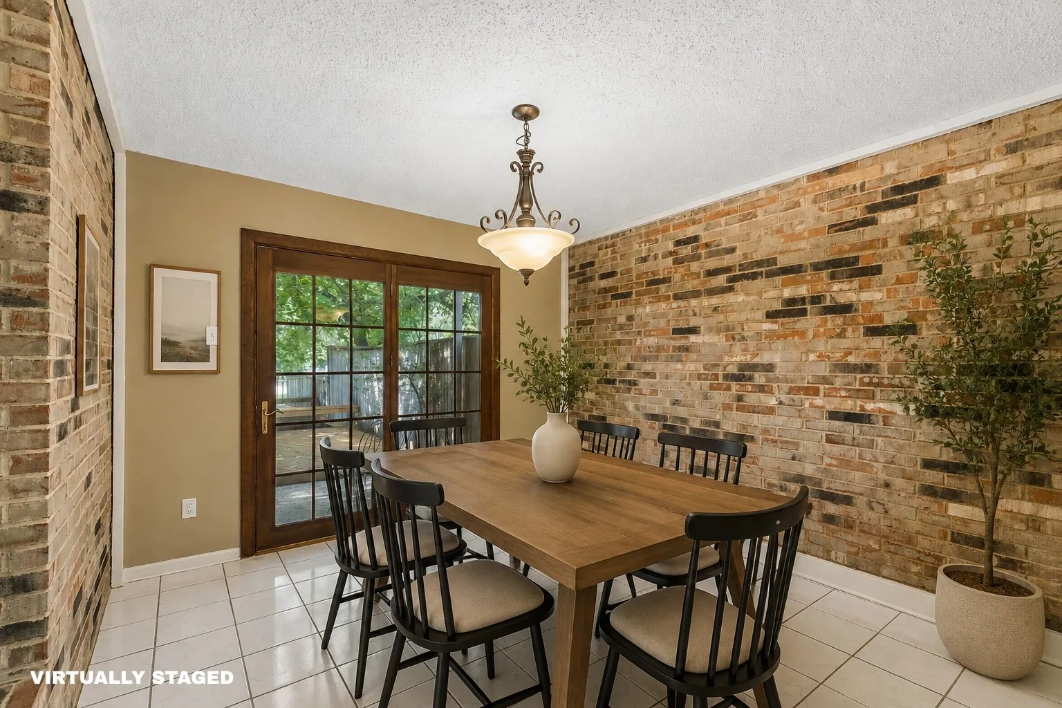 Single Family Residence For Sale in Dallas County , 1806 Lakecrest Court, Carrollton, Texas 75006, 3 Bedroom, 3 Bathroom, 2 Garage spaces, 2,192 Sqft, built in 1972, mls#21322333, Real Estate Agent in Carrollton, Homes For Sale in Dallas county, Homes For Sale in Carrollton, Realtor in Carrollton Texas, Real Estate Brokerage Independent Realty Texas, Luminita Cordes Realtor