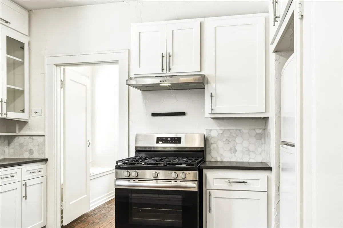 Single Family Residence For Sale in Dallas County , 826 Cedar Hill Avenue, Dallas, Texas 75208, 3 Bedroom, 2 Bathroom, Garage spaces, 2,180 Sqft, built in 1925, mls#21353613, Real Estate Agent in Dallas, Homes For Sale in Dallas county, Homes For Sale in Dallas, Realtor in Dallas Texas, Real Estate Brokerage Independent Realty Texas, Luminita Cordes Realtor