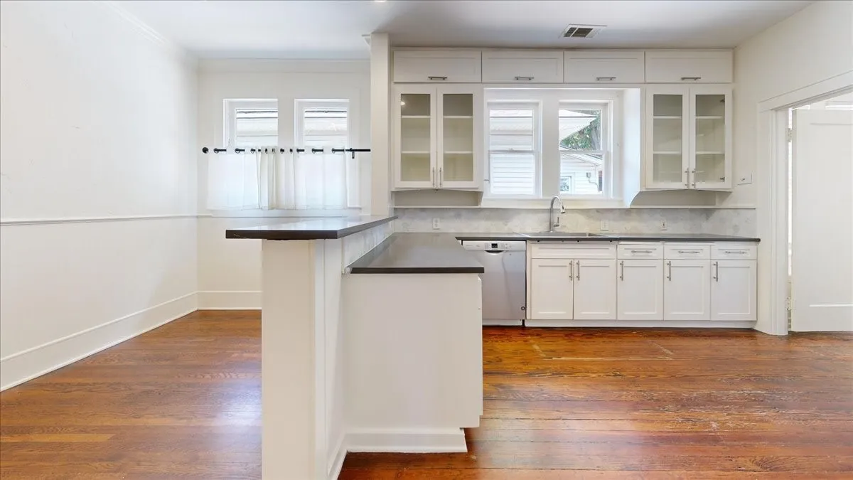 Kitchen & breakfast nook empty.