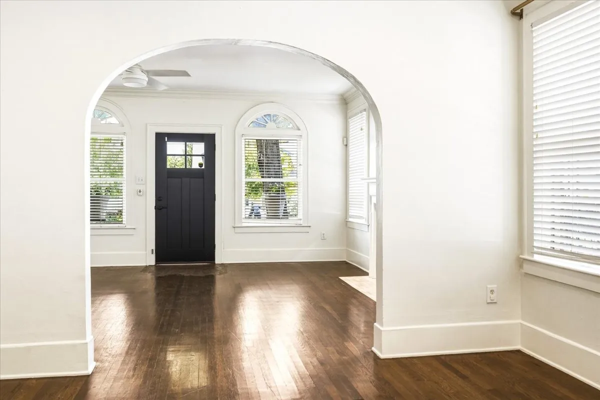 Single Family Residence For Sale in Dallas County , 826 Cedar Hill Avenue, Dallas, Texas 75208, 3 Bedroom, 2 Bathroom, Garage spaces, 2,180 Sqft, built in 1925, mls#21353613, Real Estate Agent in Dallas, Homes For Sale in Dallas county, Homes For Sale in Dallas, Realtor in Dallas Texas, Real Estate Brokerage Independent Realty Texas, Luminita Cordes Realtor