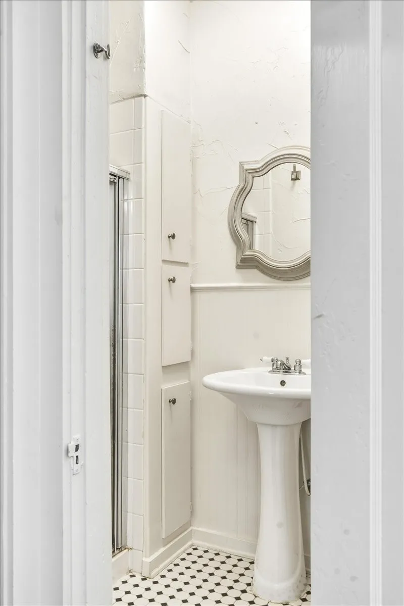 Primary en-suite bath