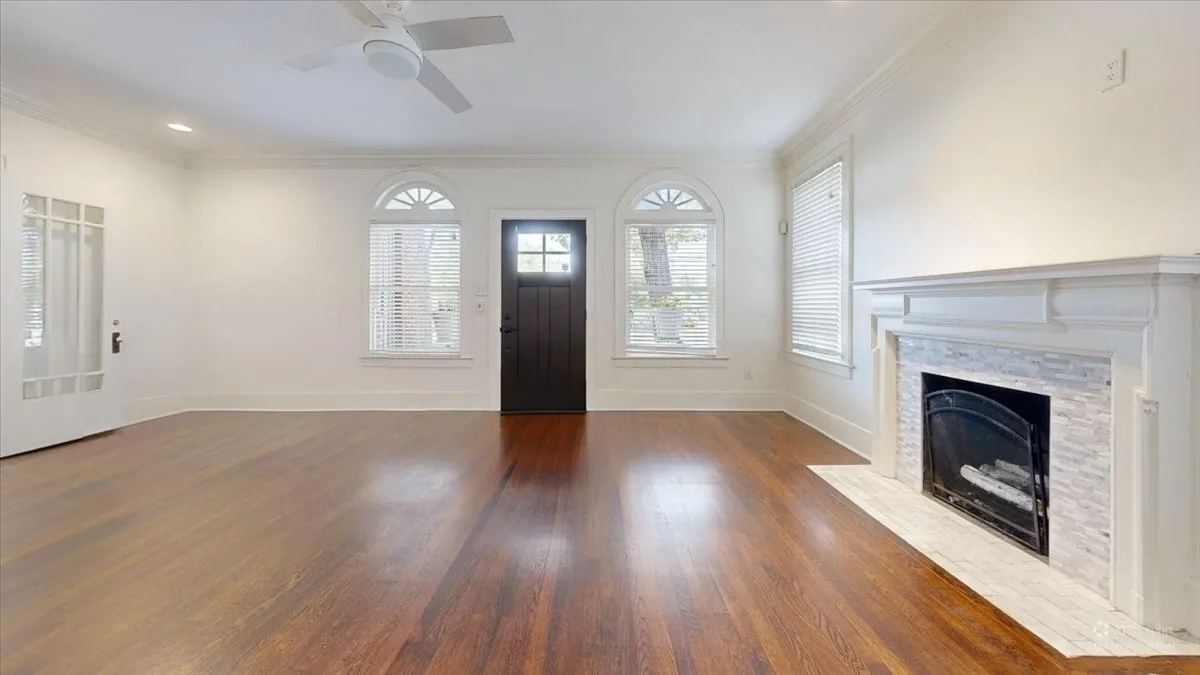 Entry living room without furniture.