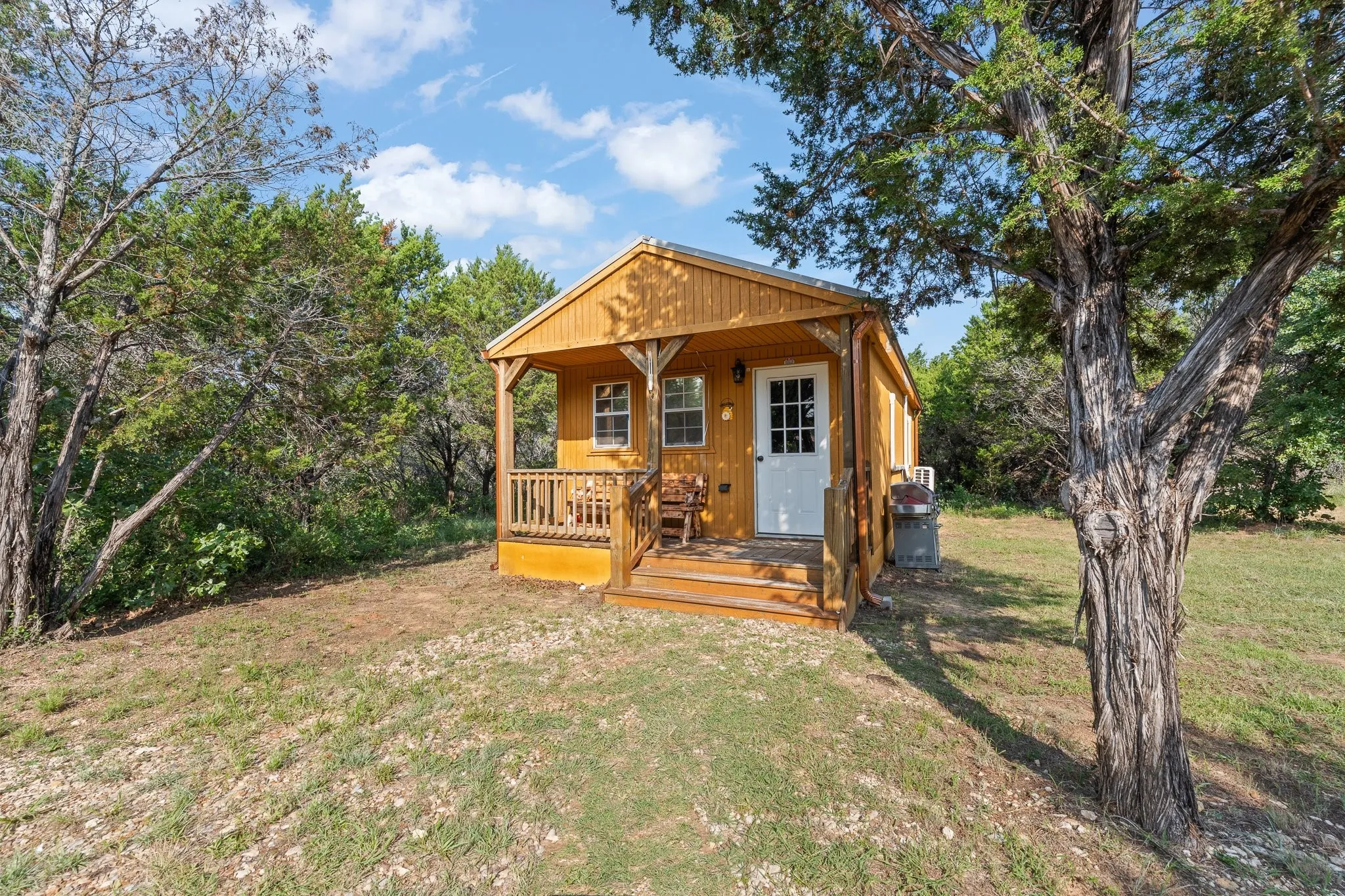 Separate guest quarters cabin