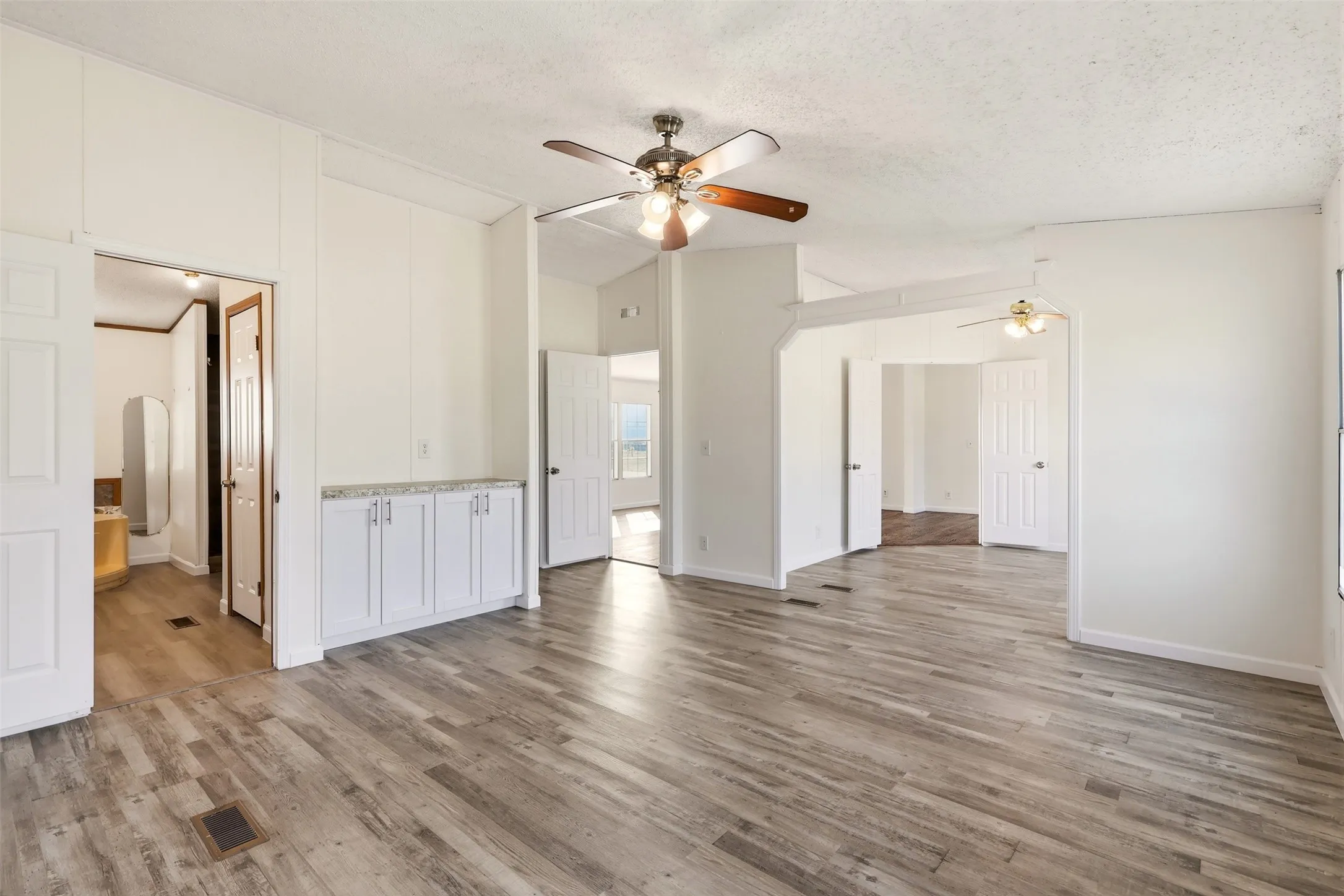 Manufactured Home For Sale in Kaufman County , 9606 Diamond Avenue, Kaufman, Texas 75142, 4 Bedroom, 3 Bathroom, 4 Garage spaces, 2,128 Sqft, built in 1999, mls#21351252, Real Estate Agent in Kaufman, Homes For Sale in Kaufman county, Homes For Sale in Kaufman, Realtor in Kaufman Texas, Real Estate Brokerage Independent Realty Texas, Luminita Cordes Realtor