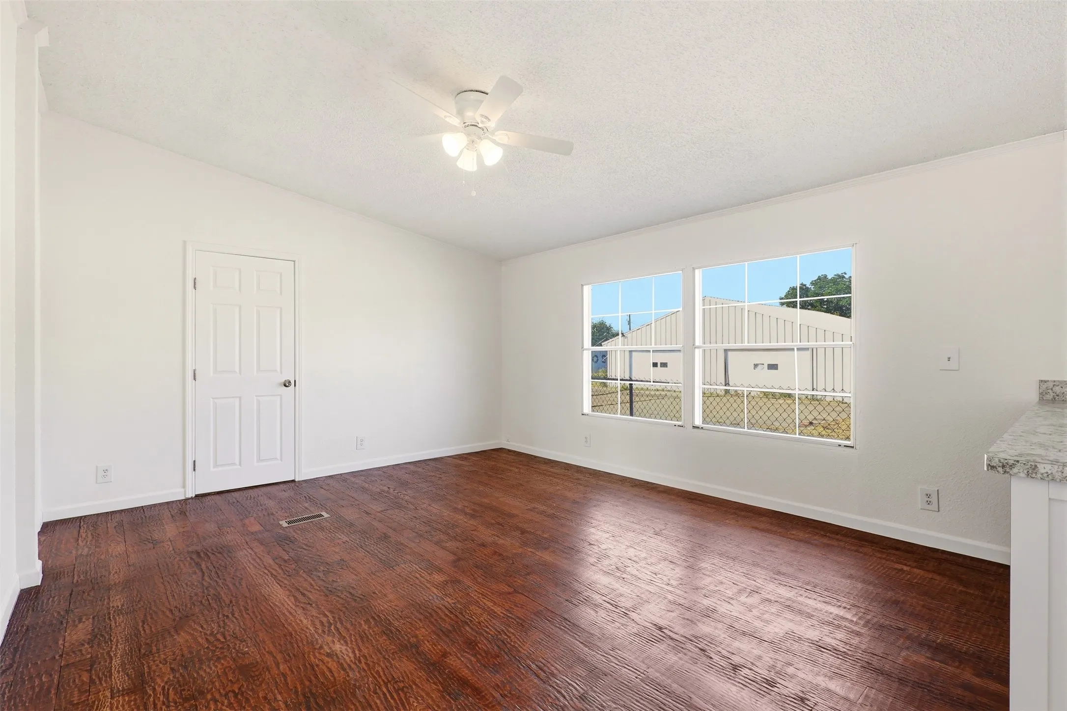 Manufactured Home For Sale in Kaufman County , 9606 Diamond Avenue, Kaufman, Texas 75142, 4 Bedroom, 3 Bathroom, 4 Garage spaces, 2,128 Sqft, built in 1999, mls#21351252, Real Estate Agent in Kaufman, Homes For Sale in Kaufman county, Homes For Sale in Kaufman, Realtor in Kaufman Texas, Real Estate Brokerage Independent Realty Texas, Luminita Cordes Realtor