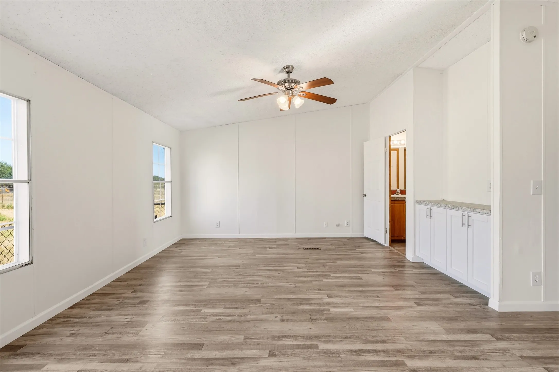 Manufactured Home For Sale in Kaufman County , 9606 Diamond Avenue, Kaufman, Texas 75142, 4 Bedroom, 3 Bathroom, 4 Garage spaces, 2,128 Sqft, built in 1999, mls#21351252, Real Estate Agent in Kaufman, Homes For Sale in Kaufman county, Homes For Sale in Kaufman, Realtor in Kaufman Texas, Real Estate Brokerage Independent Realty Texas, Luminita Cordes Realtor