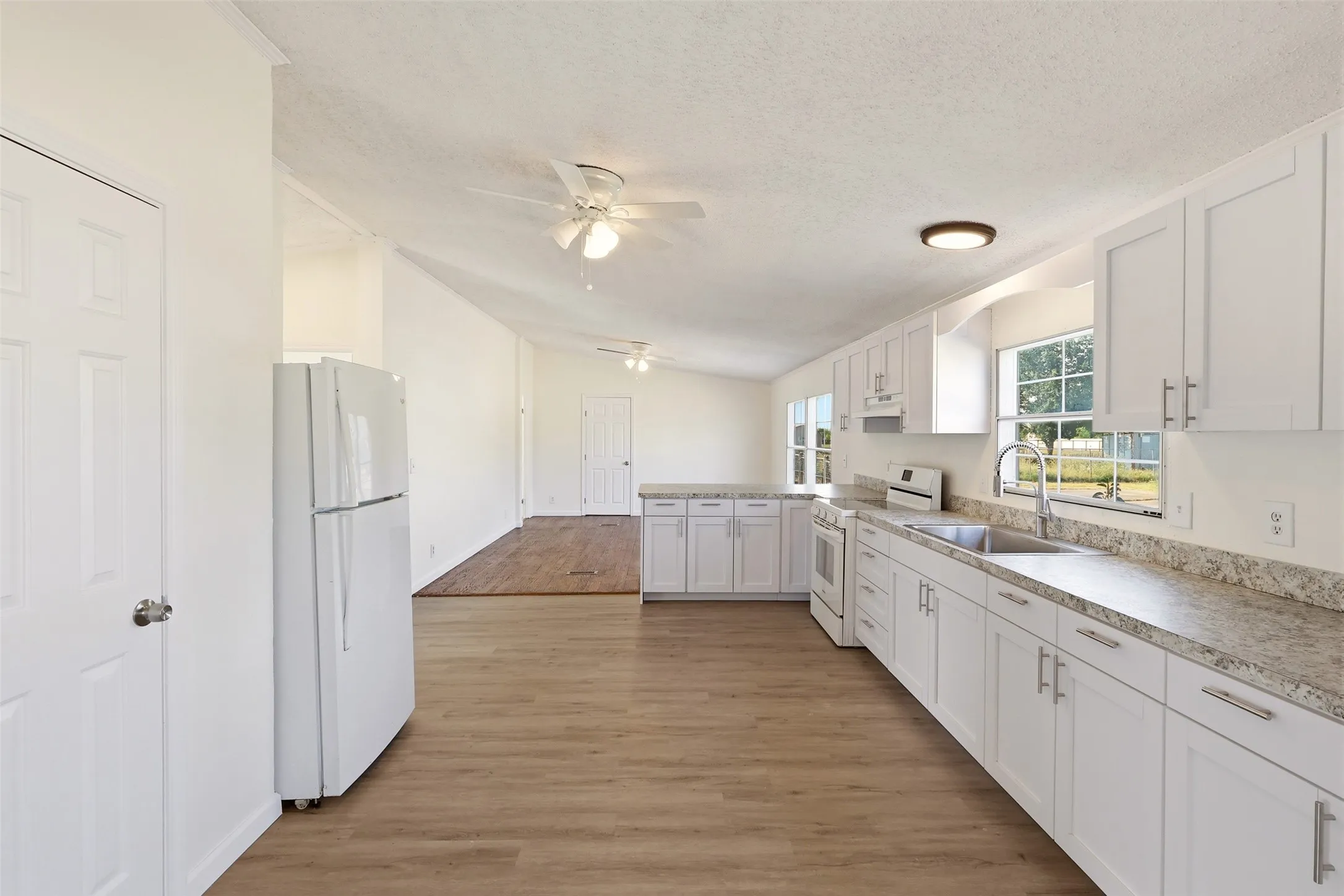 Manufactured Home For Sale in Kaufman County , 9606 Diamond Avenue, Kaufman, Texas 75142, 4 Bedroom, 3 Bathroom, 4 Garage spaces, 2,128 Sqft, built in 1999, mls#21351252, Real Estate Agent in Kaufman, Homes For Sale in Kaufman county, Homes For Sale in Kaufman, Realtor in Kaufman Texas, Real Estate Brokerage Independent Realty Texas, Luminita Cordes Realtor