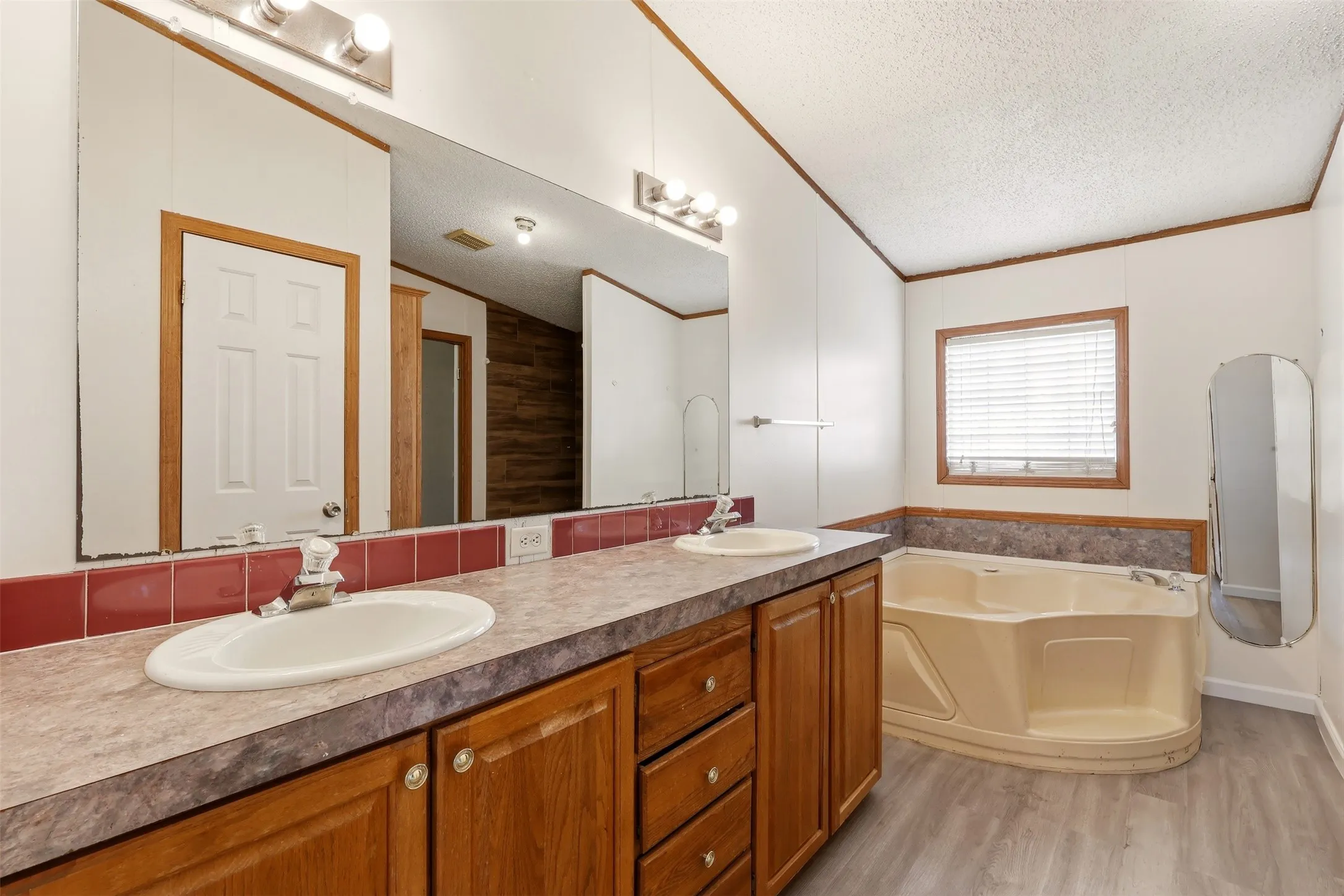 Manufactured Home For Sale in Kaufman County , 9606 Diamond Avenue, Kaufman, Texas 75142, 4 Bedroom, 3 Bathroom, 4 Garage spaces, 2,128 Sqft, built in 1999, mls#21351252, Real Estate Agent in Kaufman, Homes For Sale in Kaufman county, Homes For Sale in Kaufman, Realtor in Kaufman Texas, Real Estate Brokerage Independent Realty Texas, Luminita Cordes Realtor