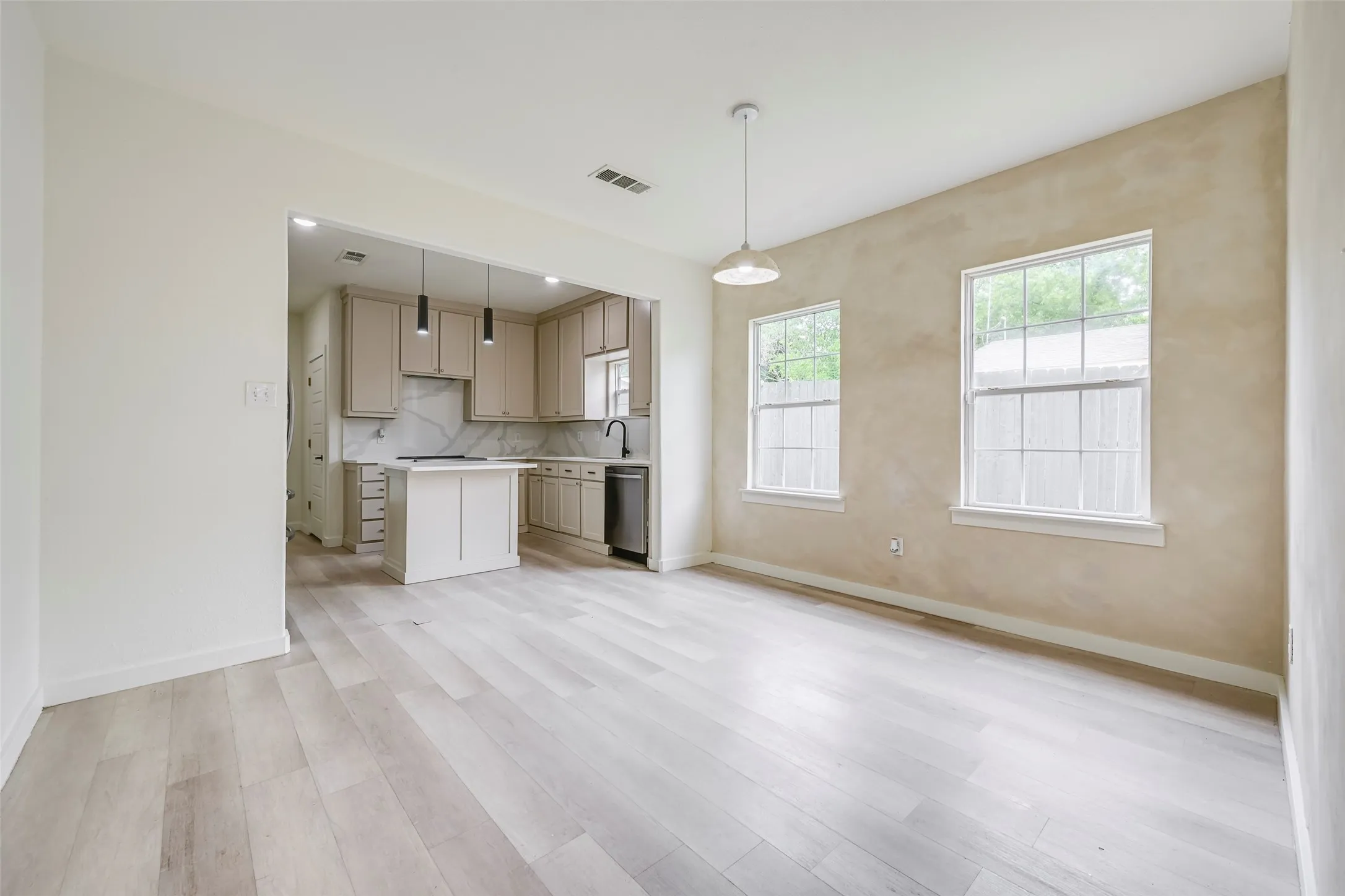 Single Family Residence For Sale in Tarrant County , 2109 Gould Avenue, Fort Worth, Texas 76164, 3 Bedroom, 3 Bathroom, Garage spaces, 1,358 Sqft, built in 1921, mls#21354185, Real Estate Agent in Fort Worth, Homes For Sale in Tarrant county, Homes For Sale in Fort Worth, Realtor in Fort Worth Texas, Real Estate Brokerage Independent Realty Texas, Luminita Cordes Realtor