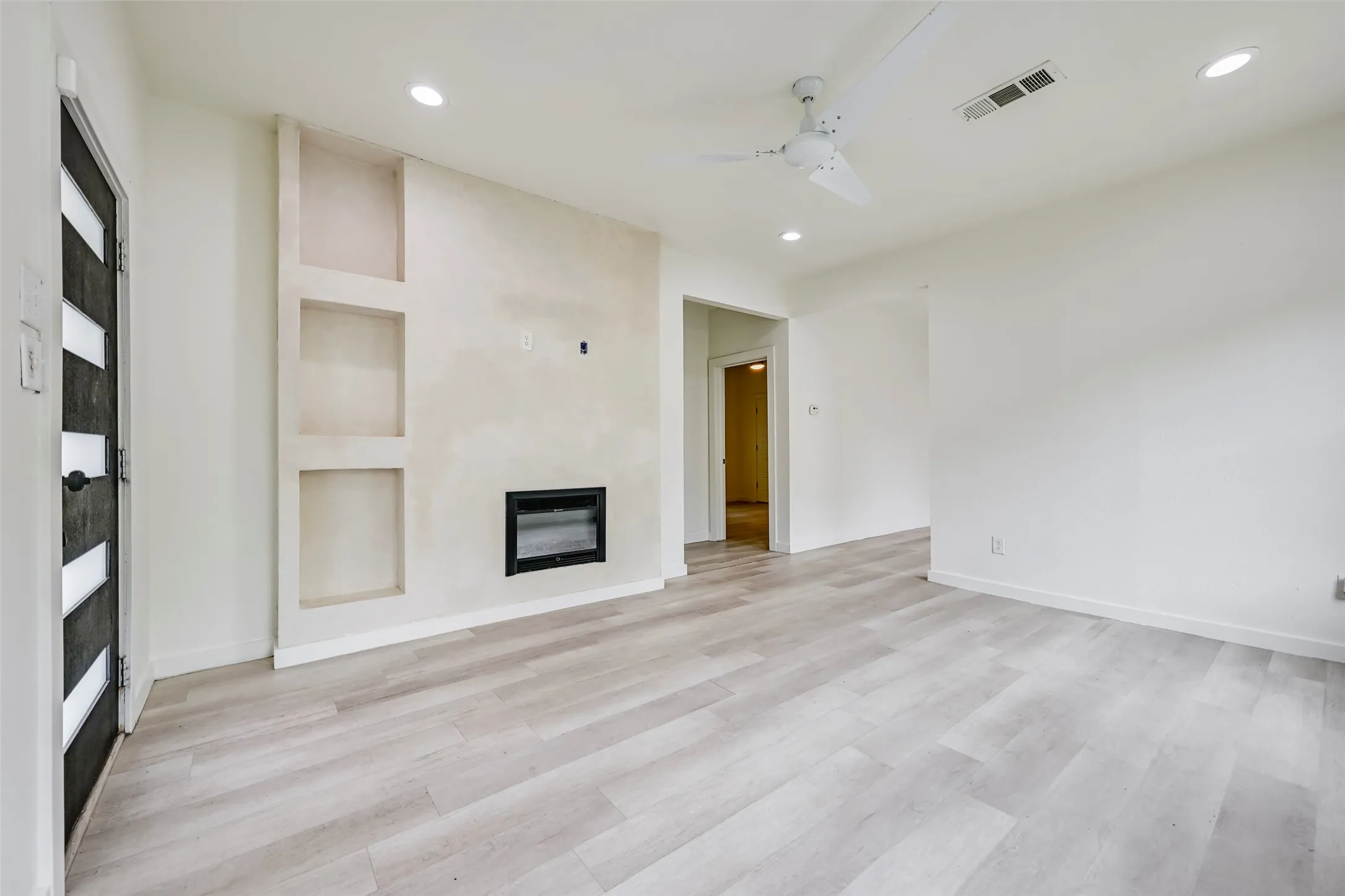 Single Family Residence For Sale in Tarrant County , 2109 Gould Avenue, Fort Worth, Texas 76164, 3 Bedroom, 3 Bathroom, Garage spaces, 1,358 Sqft, built in 1921, mls#21354185, Real Estate Agent in Fort Worth, Homes For Sale in Tarrant county, Homes For Sale in Fort Worth, Realtor in Fort Worth Texas, Real Estate Brokerage Independent Realty Texas, Luminita Cordes Realtor