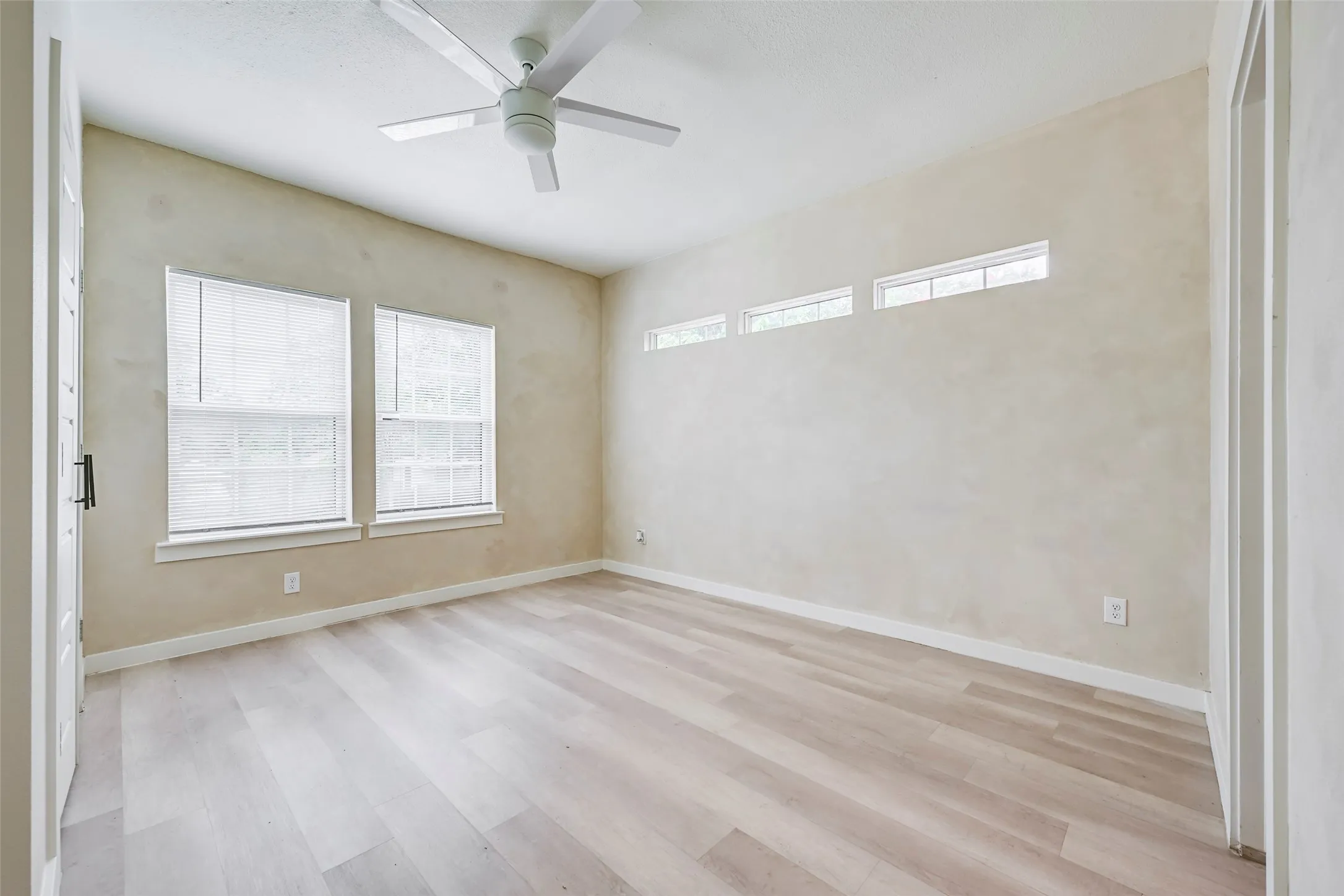 Single Family Residence For Sale in Tarrant County , 2109 Gould Avenue, Fort Worth, Texas 76164, 3 Bedroom, 3 Bathroom, Garage spaces, 1,358 Sqft, built in 1921, mls#21354185, Real Estate Agent in Fort Worth, Homes For Sale in Tarrant county, Homes For Sale in Fort Worth, Realtor in Fort Worth Texas, Real Estate Brokerage Independent Realty Texas, Luminita Cordes Realtor