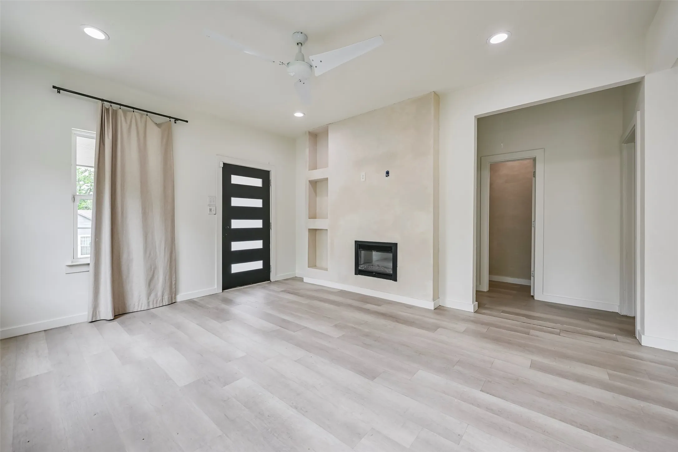 Single Family Residence For Sale in Tarrant County , 2109 Gould Avenue, Fort Worth, Texas 76164, 3 Bedroom, 3 Bathroom, Garage spaces, 1,358 Sqft, built in 1921, mls#21354185, Real Estate Agent in Fort Worth, Homes For Sale in Tarrant county, Homes For Sale in Fort Worth, Realtor in Fort Worth Texas, Real Estate Brokerage Independent Realty Texas, Luminita Cordes Realtor