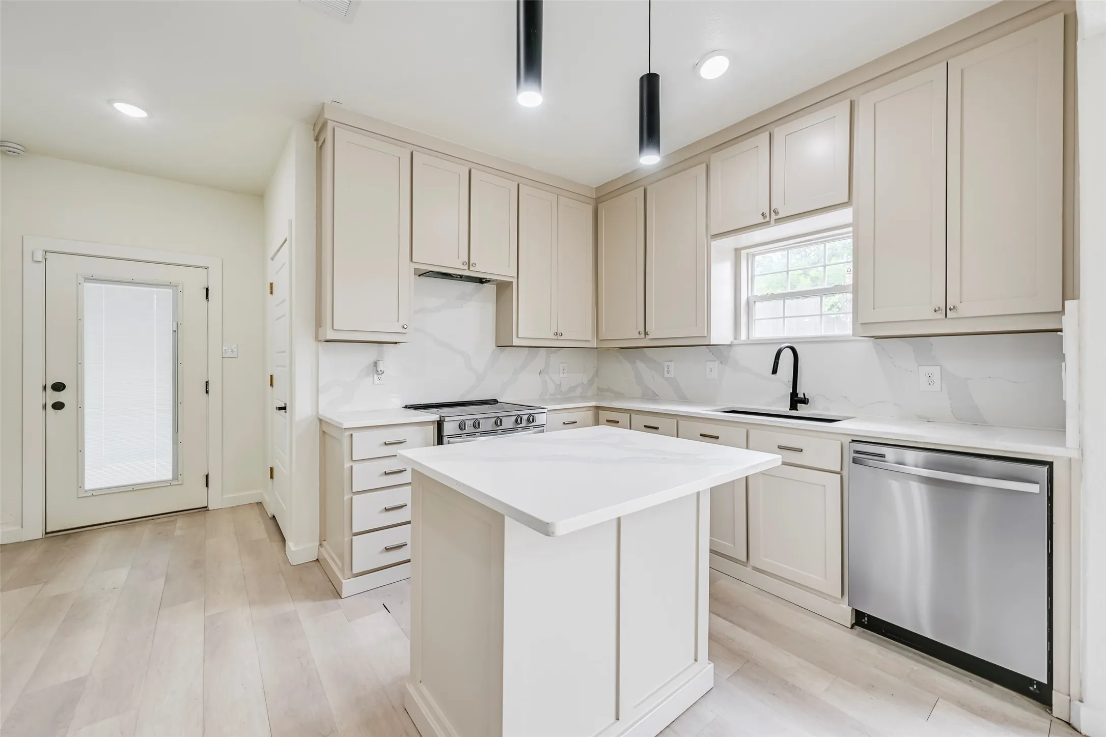 Single Family Residence For Sale in Tarrant County , 2109 Gould Avenue, Fort Worth, Texas 76164, 3 Bedroom, 3 Bathroom, Garage spaces, 1,358 Sqft, built in 1921, mls#21354185, Real Estate Agent in Fort Worth, Homes For Sale in Tarrant county, Homes For Sale in Fort Worth, Realtor in Fort Worth Texas, Real Estate Brokerage Independent Realty Texas, Luminita Cordes Realtor