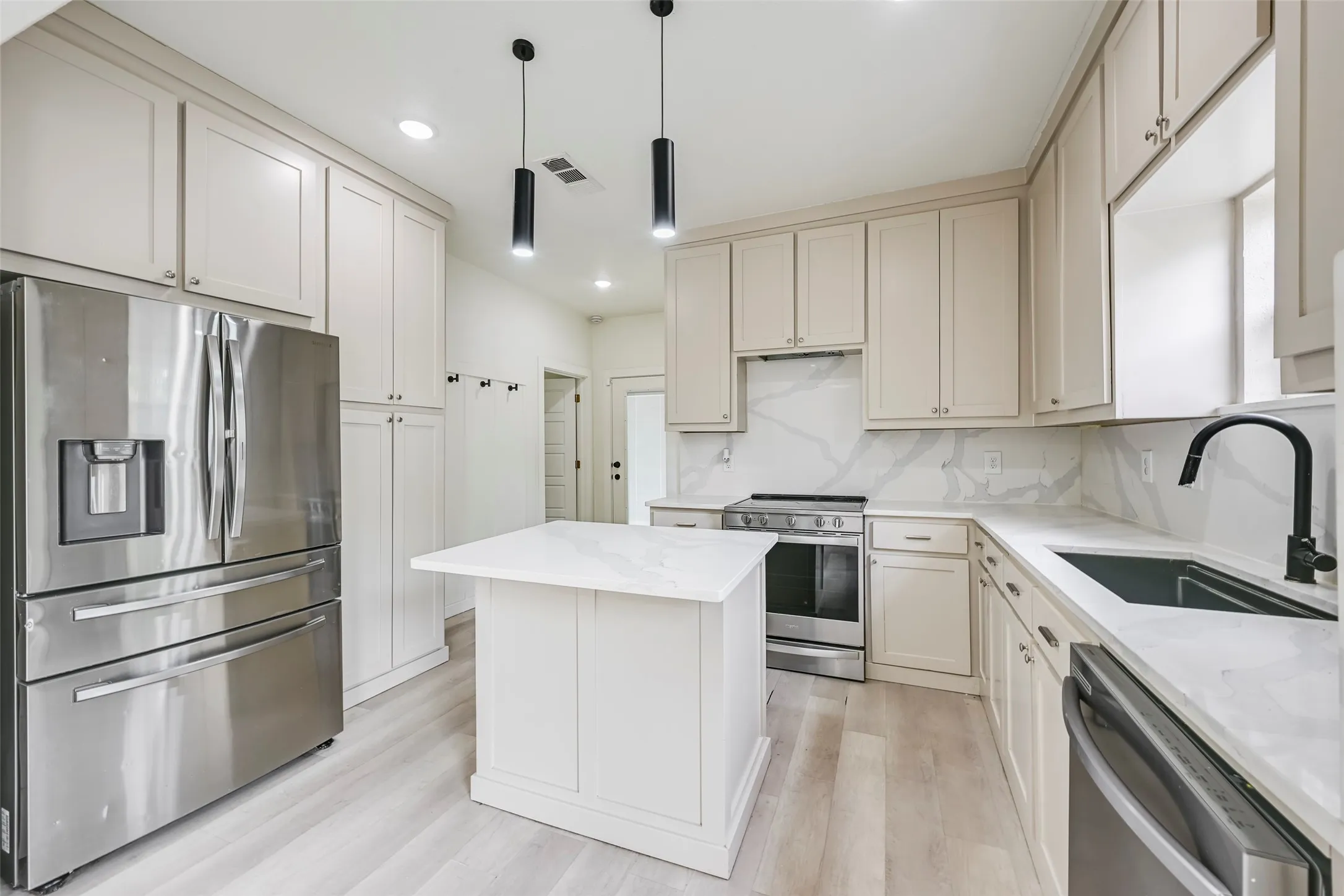 Single Family Residence For Sale in Tarrant County , 2109 Gould Avenue, Fort Worth, Texas 76164, 3 Bedroom, 3 Bathroom, Garage spaces, 1,358 Sqft, built in 1921, mls#21354185, Real Estate Agent in Fort Worth, Homes For Sale in Tarrant county, Homes For Sale in Fort Worth, Realtor in Fort Worth Texas, Real Estate Brokerage Independent Realty Texas, Luminita Cordes Realtor