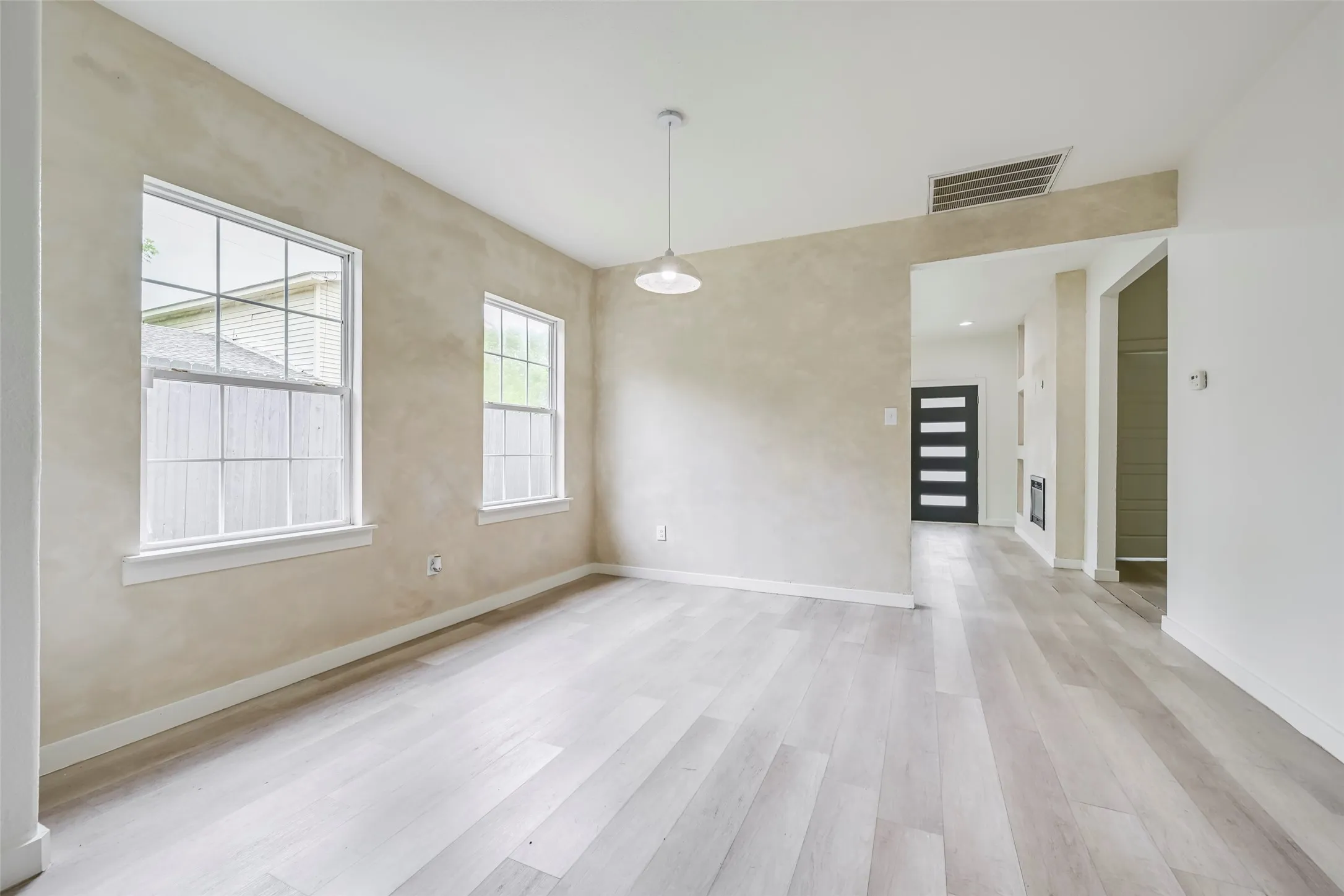 Single Family Residence For Sale in Tarrant County , 2109 Gould Avenue, Fort Worth, Texas 76164, 3 Bedroom, 3 Bathroom, Garage spaces, 1,358 Sqft, built in 1921, mls#21354185, Real Estate Agent in Fort Worth, Homes For Sale in Tarrant county, Homes For Sale in Fort Worth, Realtor in Fort Worth Texas, Real Estate Brokerage Independent Realty Texas, Luminita Cordes Realtor