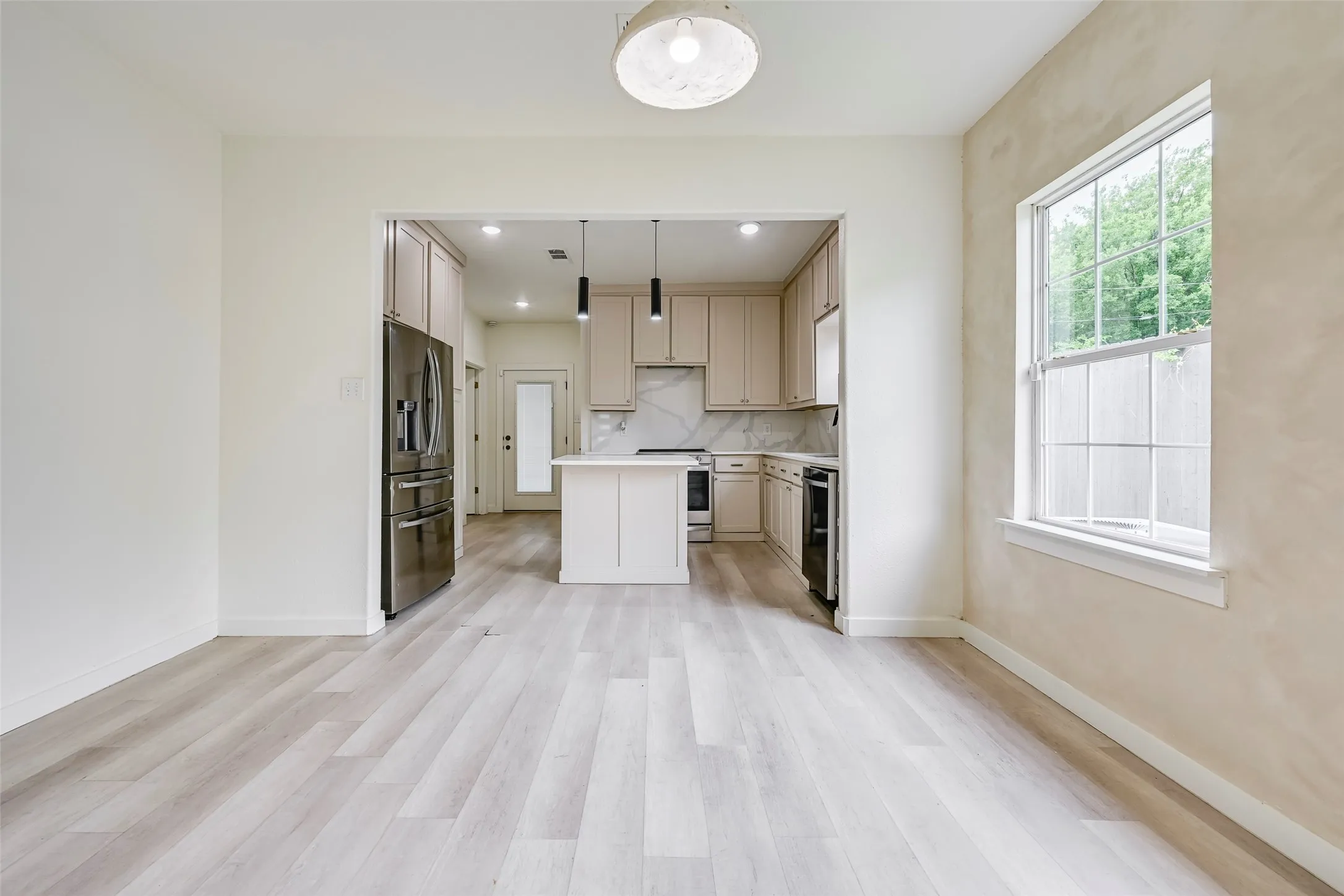 Single Family Residence For Sale in Tarrant County , 2109 Gould Avenue, Fort Worth, Texas 76164, 3 Bedroom, 3 Bathroom, Garage spaces, 1,358 Sqft, built in 1921, mls#21354185, Real Estate Agent in Fort Worth, Homes For Sale in Tarrant county, Homes For Sale in Fort Worth, Realtor in Fort Worth Texas, Real Estate Brokerage Independent Realty Texas, Luminita Cordes Realtor