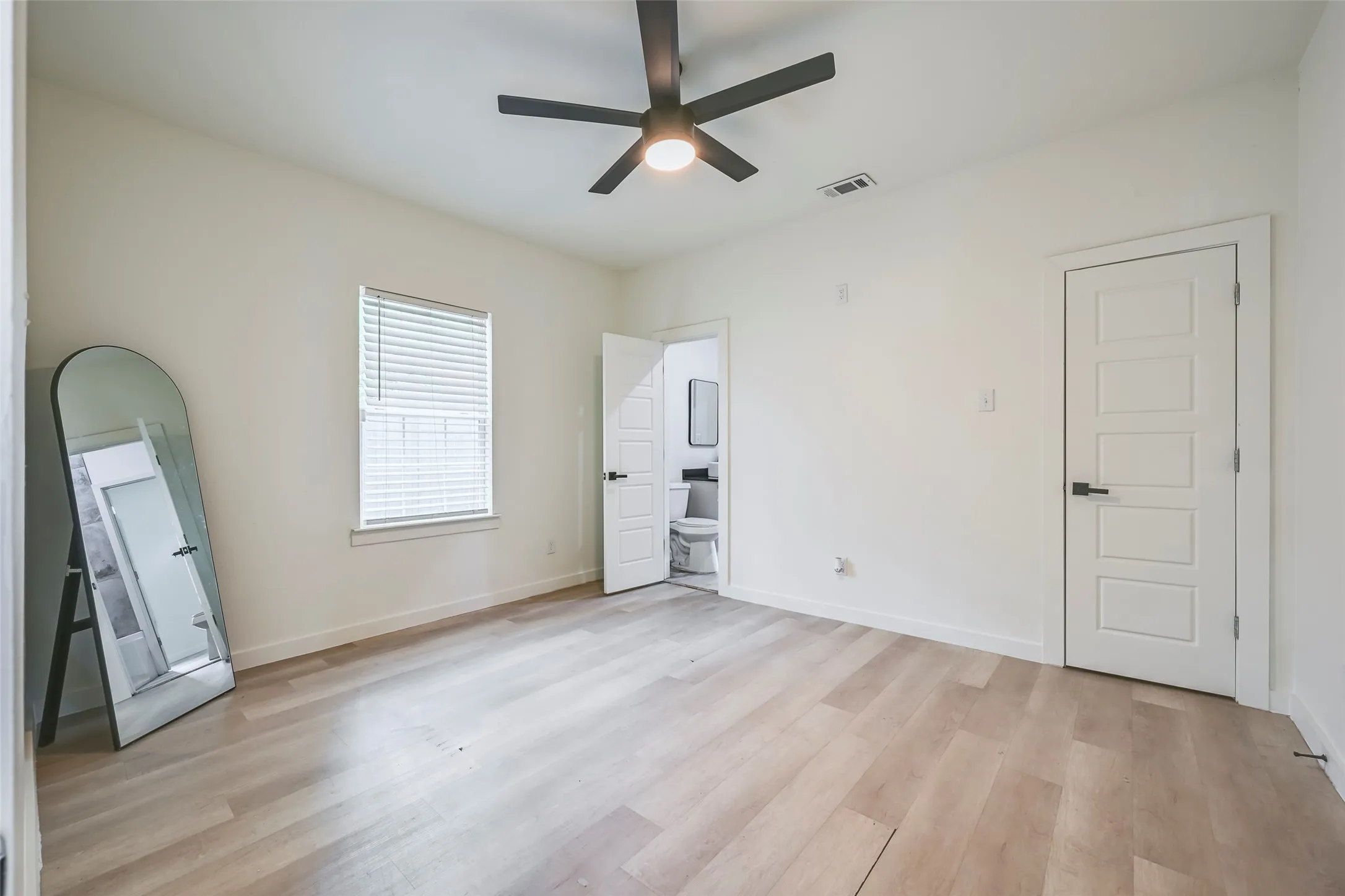 Single Family Residence For Sale in Tarrant County , 2109 Gould Avenue, Fort Worth, Texas 76164, 3 Bedroom, 3 Bathroom, Garage spaces, 1,358 Sqft, built in 1921, mls#21354185, Real Estate Agent in Fort Worth, Homes For Sale in Tarrant county, Homes For Sale in Fort Worth, Realtor in Fort Worth Texas, Real Estate Brokerage Independent Realty Texas, Luminita Cordes Realtor