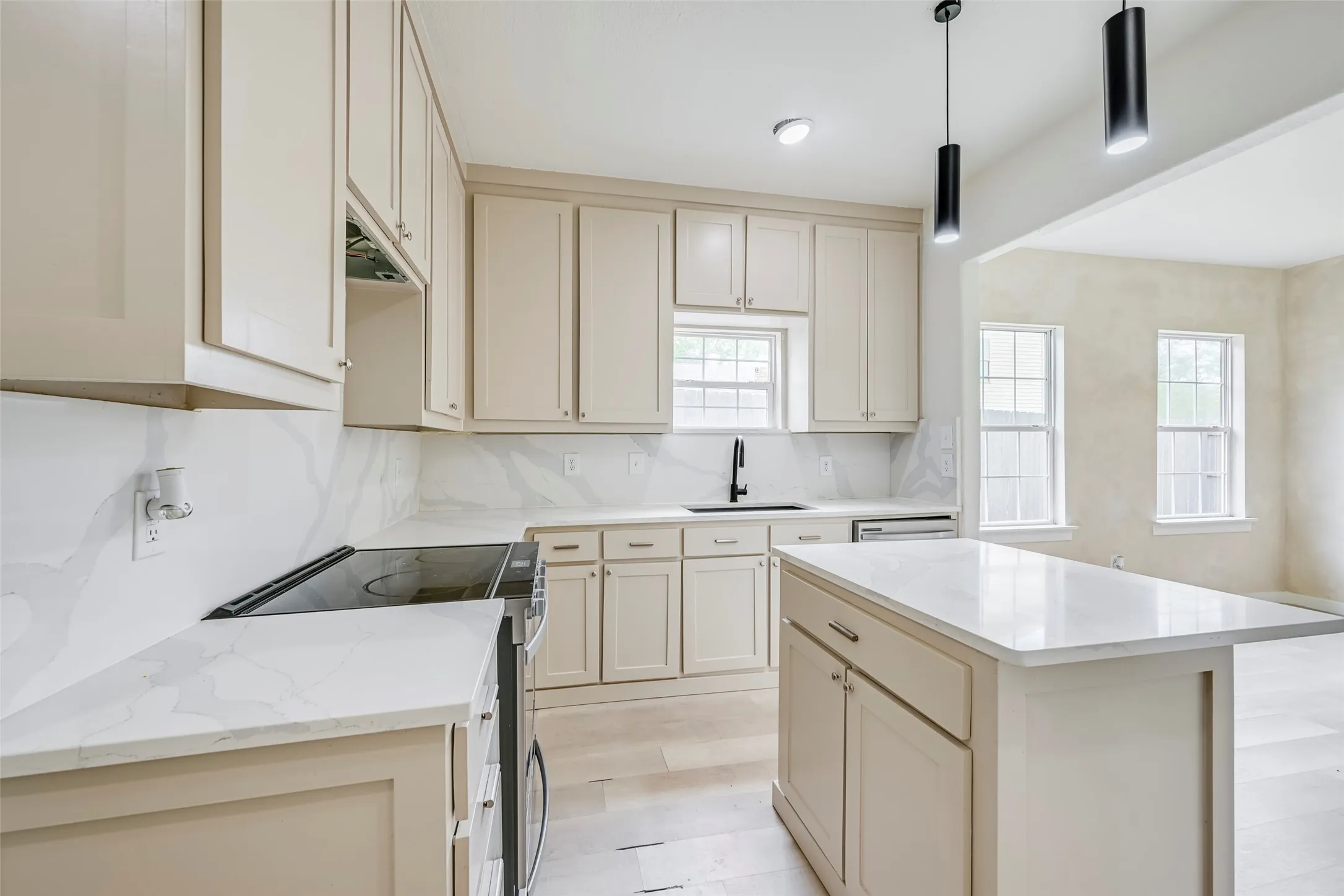 Single Family Residence For Sale in Tarrant County , 2109 Gould Avenue, Fort Worth, Texas 76164, 3 Bedroom, 3 Bathroom, Garage spaces, 1,358 Sqft, built in 1921, mls#21354185, Real Estate Agent in Fort Worth, Homes For Sale in Tarrant county, Homes For Sale in Fort Worth, Realtor in Fort Worth Texas, Real Estate Brokerage Independent Realty Texas, Luminita Cordes Realtor
