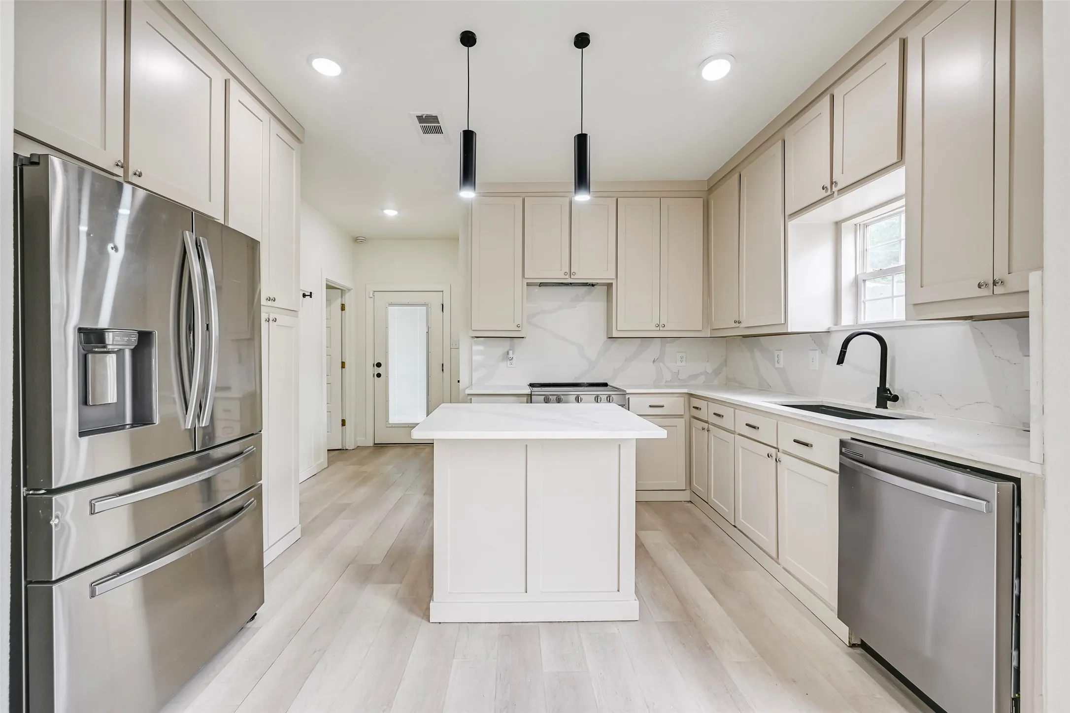 Single Family Residence For Sale in Tarrant County , 2109 Gould Avenue, Fort Worth, Texas 76164, 3 Bedroom, 3 Bathroom, Garage spaces, 1,358 Sqft, built in 1921, mls#21354185, Real Estate Agent in Fort Worth, Homes For Sale in Tarrant county, Homes For Sale in Fort Worth, Realtor in Fort Worth Texas, Real Estate Brokerage Independent Realty Texas, Luminita Cordes Realtor