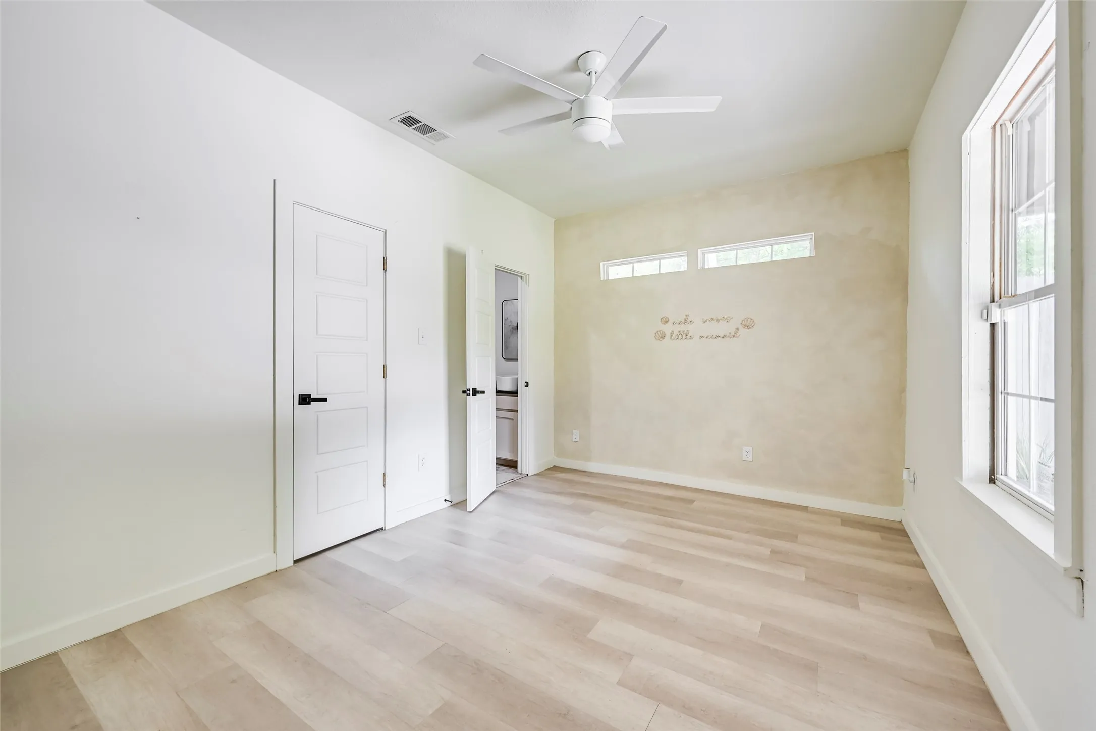 Single Family Residence For Sale in Tarrant County , 2109 Gould Avenue, Fort Worth, Texas 76164, 3 Bedroom, 3 Bathroom, Garage spaces, 1,358 Sqft, built in 1921, mls#21354185, Real Estate Agent in Fort Worth, Homes For Sale in Tarrant county, Homes For Sale in Fort Worth, Realtor in Fort Worth Texas, Real Estate Brokerage Independent Realty Texas, Luminita Cordes Realtor