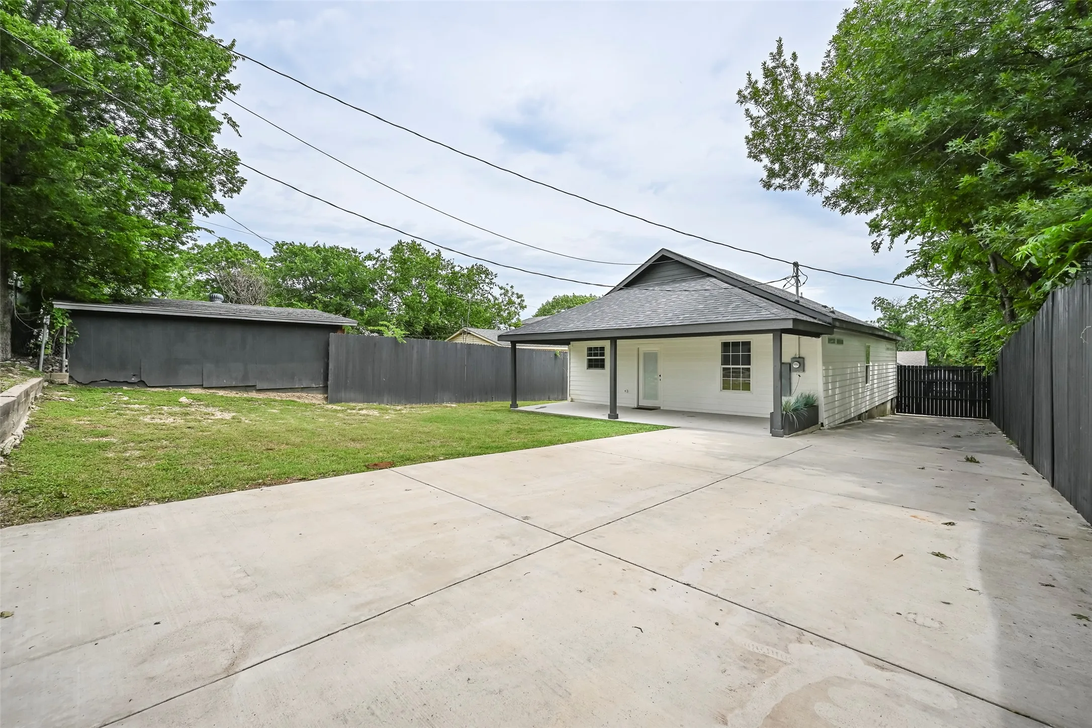 Single Family Residence For Sale in Tarrant County , 2109 Gould Avenue, Fort Worth, Texas 76164, 3 Bedroom, 3 Bathroom, Garage spaces, 1,358 Sqft, built in 1921, mls#21354185, Real Estate Agent in Fort Worth, Homes For Sale in Tarrant county, Homes For Sale in Fort Worth, Realtor in Fort Worth Texas, Real Estate Brokerage Independent Realty Texas, Luminita Cordes Realtor