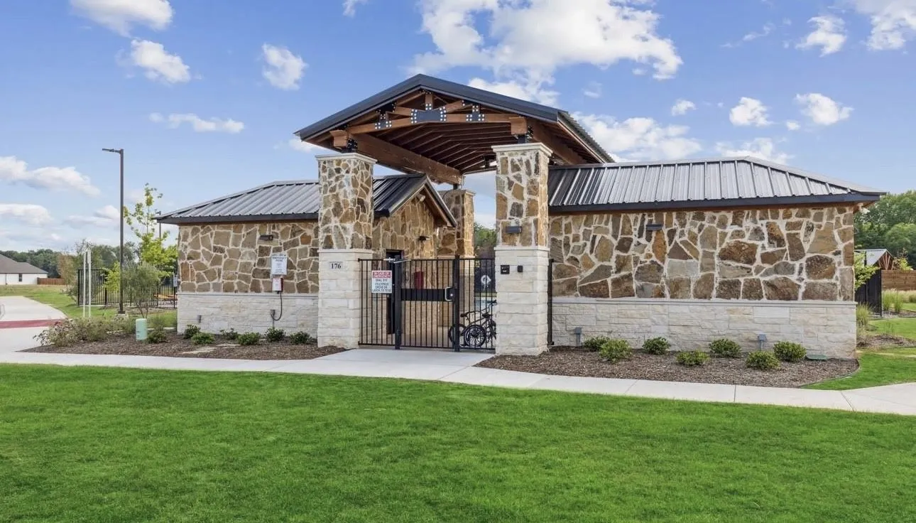 Single Family Residence For Sale in Collin County , 305 Chase Creek Drive, Lavon, Texas 75166, 4 Bedroom, 2 Bathroom, 2 Garage spaces, 1,807 Sqft, built in 2021, mls#21354188, Real Estate Agent in Lavon, Homes For Sale in Collin county, Homes For Sale in Lavon, Realtor in Lavon Texas, Real Estate Brokerage Independent Realty Texas, Luminita Cordes Realtor