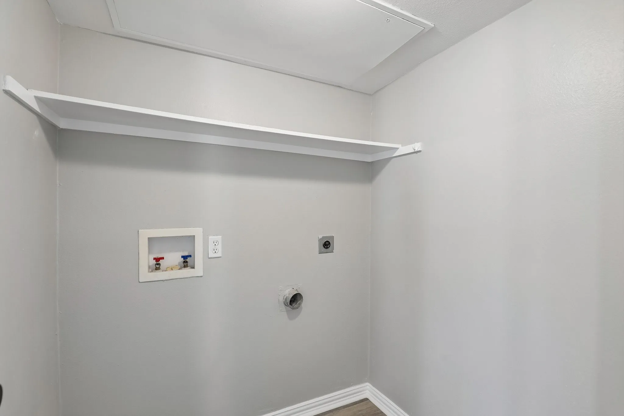 Townhouse For Sale in Dallas County , 2712 Meadowstone Court, Carrollton, Texas 75006, 2 Bedroom, 2 Bathroom, 2 Garage spaces, 1,453 Sqft, built in 1974, Price $299,900, mls#21354178, Real Estate Agent in Carrollton, Homes For Sale in Dallas county, Homes For Sale in Carrollton, Realtor in Carrollton Texas, Real Estate Brokerage Independent Realty Texas, Luminita Cordes Realtor