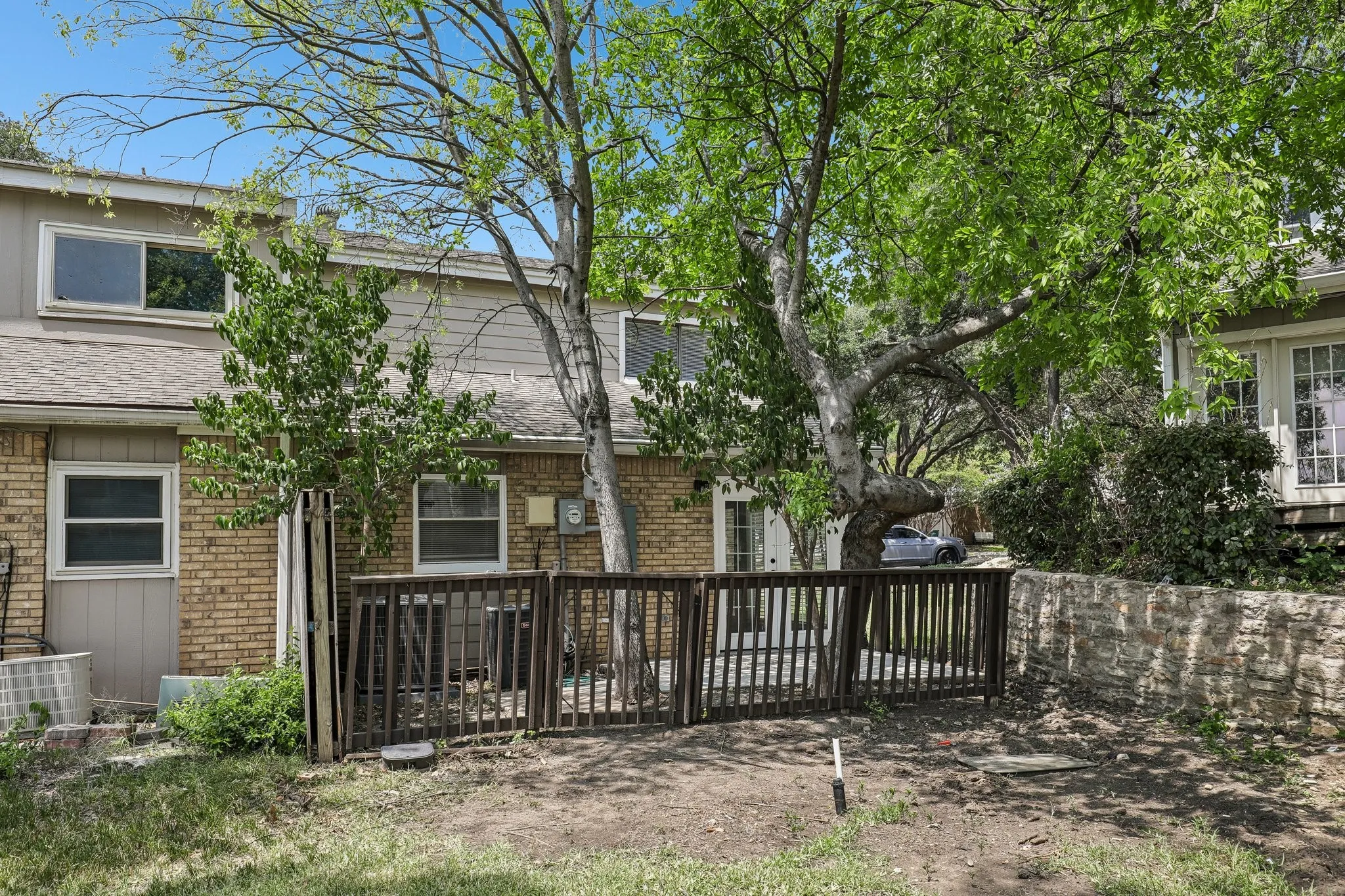 Townhouse For Sale in Dallas County , 2712 Meadowstone Court, Carrollton, Texas 75006, 2 Bedroom, 2 Bathroom, 2 Garage spaces, 1,453 Sqft, built in 1974, Price $299,900, mls#21354178, Real Estate Agent in Carrollton, Homes For Sale in Dallas county, Homes For Sale in Carrollton, Realtor in Carrollton Texas, Real Estate Brokerage Independent Realty Texas, Luminita Cordes Realtor