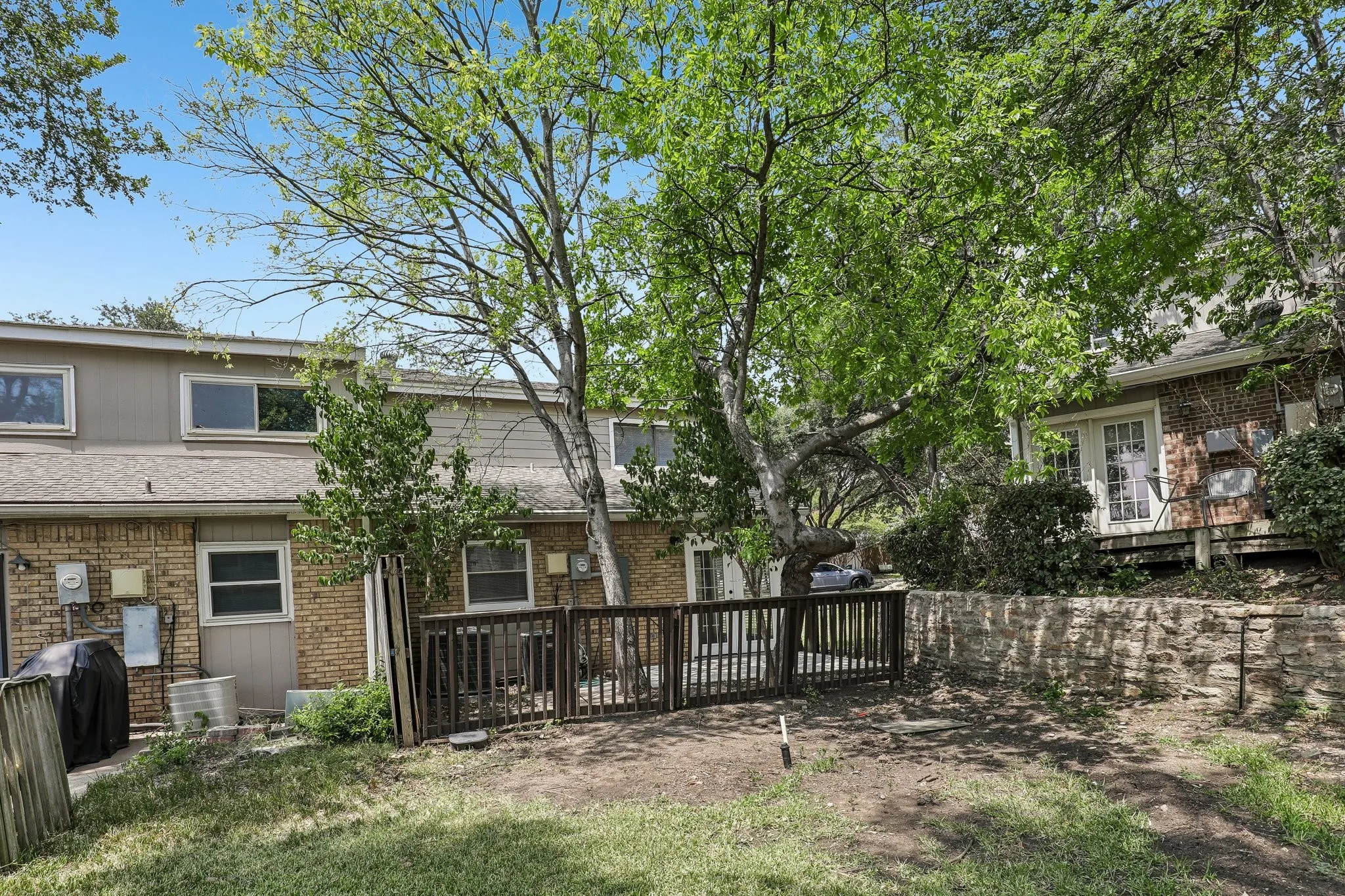 Townhouse For Sale in Dallas County , 2712 Meadowstone Court, Carrollton, Texas 75006, 2 Bedroom, 2 Bathroom, 2 Garage spaces, 1,453 Sqft, built in 1974, Price $299,900, mls#21354178, Real Estate Agent in Carrollton, Homes For Sale in Dallas county, Homes For Sale in Carrollton, Realtor in Carrollton Texas, Real Estate Brokerage Independent Realty Texas, Luminita Cordes Realtor