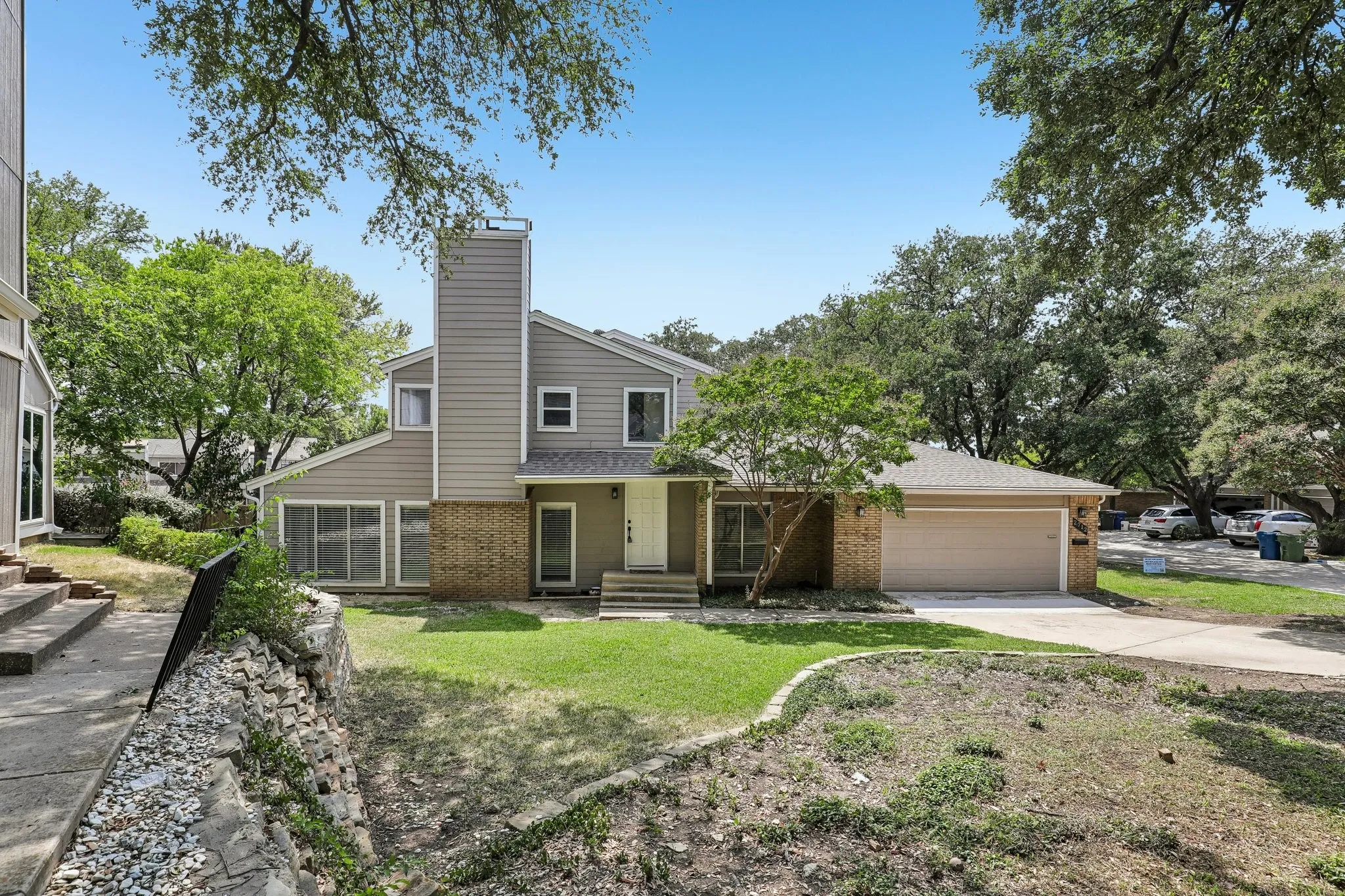 Townhouse For Sale in Dallas County , 2712 Meadowstone Court, Carrollton, Texas 75006, 2 Bedroom, 2 Bathroom, 2 Garage spaces, 1,453 Sqft, built in 1974, Price $299,900, mls#21354178, Real Estate Agent in Carrollton, Homes For Sale in Dallas county, Homes For Sale in Carrollton, Realtor in Carrollton Texas, Real Estate Brokerage Independent Realty Texas, Luminita Cordes Realtor