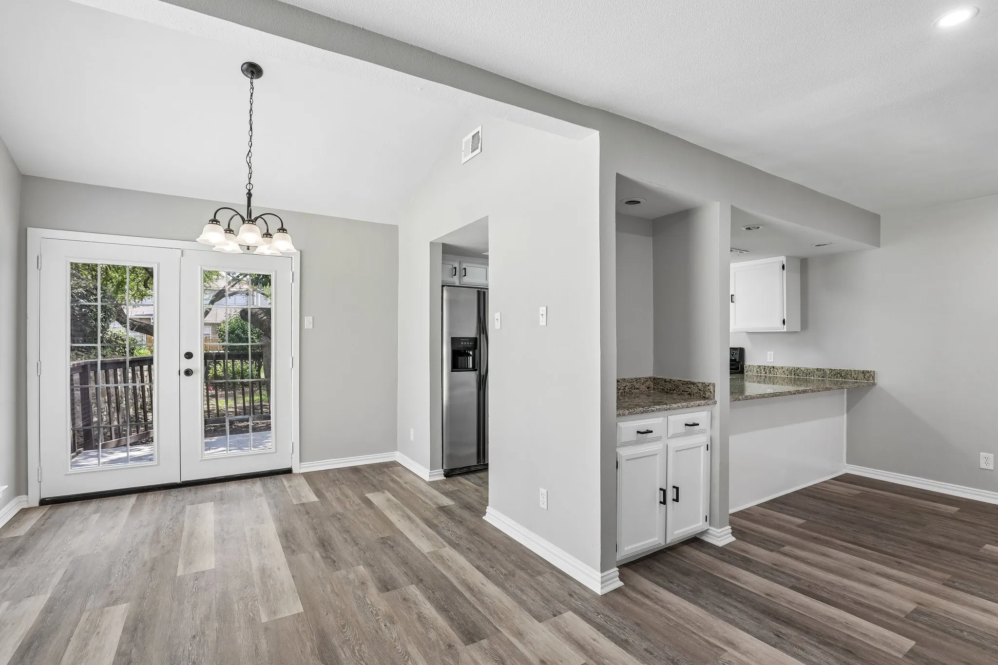 Townhouse For Sale in Dallas County , 2712 Meadowstone Court, Carrollton, Texas 75006, 2 Bedroom, 2 Bathroom, 2 Garage spaces, 1,453 Sqft, built in 1974, Price $299,900, mls#21354178, Real Estate Agent in Carrollton, Homes For Sale in Dallas county, Homes For Sale in Carrollton, Realtor in Carrollton Texas, Real Estate Brokerage Independent Realty Texas, Luminita Cordes Realtor