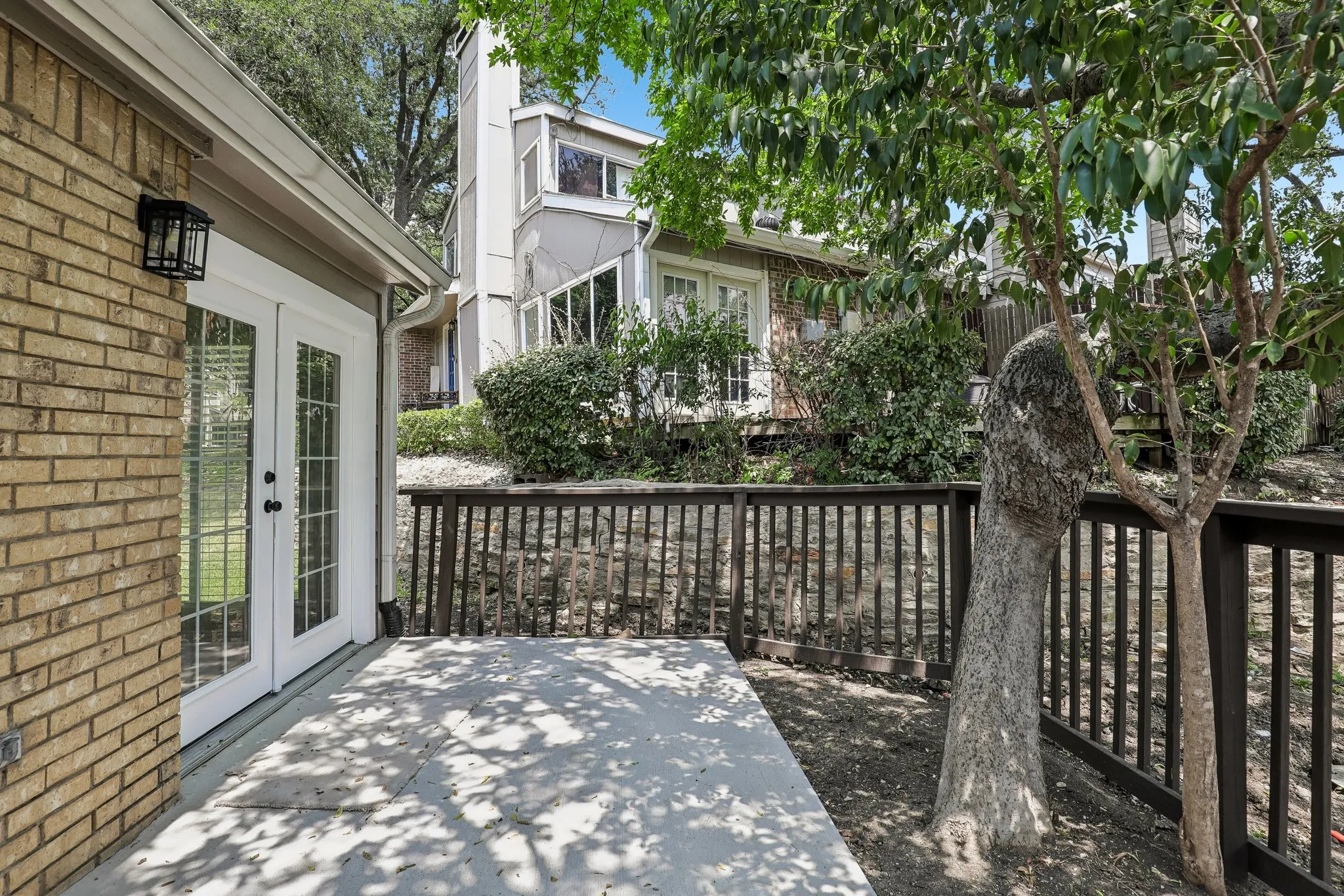 Townhouse For Sale in Dallas County , 2712 Meadowstone Court, Carrollton, Texas 75006, 2 Bedroom, 2 Bathroom, 2 Garage spaces, 1,453 Sqft, built in 1974, Price $299,900, mls#21354178, Real Estate Agent in Carrollton, Homes For Sale in Dallas county, Homes For Sale in Carrollton, Realtor in Carrollton Texas, Real Estate Brokerage Independent Realty Texas, Luminita Cordes Realtor