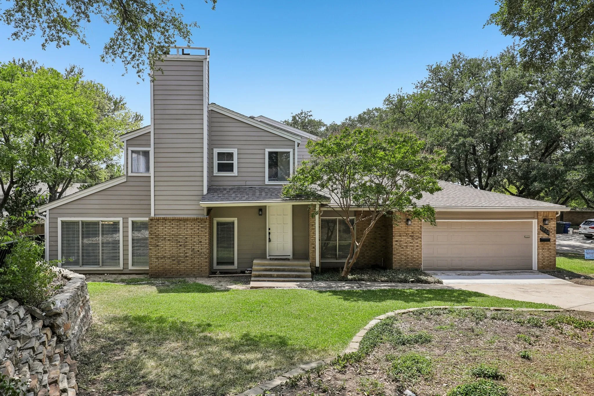 Townhouse For Sale in Dallas County , 2712 Meadowstone Court, Carrollton, Texas 75006, 2 Bedroom, 2 Bathroom, 2 Garage spaces, 1,453 Sqft, built in 1974, Price $299,900, mls#21354178, Real Estate Agent in Carrollton, Homes For Sale in Dallas county, Homes For Sale in Carrollton, Realtor in Carrollton Texas, Real Estate Brokerage Independent Realty Texas, Luminita Cordes Realtor