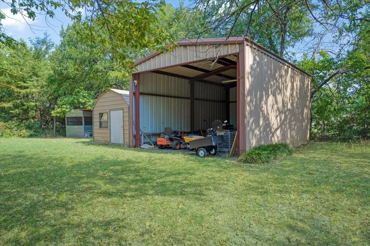 Single Family Residence For Sale in Grayson County , 110 Bois D Arc Street, Tom Bean, Texas 75491, 4 Bedroom, 3 Bathroom, 2 Garage spaces, 2,446 Sqft, built in 1976, mls#21345690, Real Estate Agent in Tom Bean, Homes For Sale in Grayson county, Homes For Sale in Tom Bean, Realtor in Tom Bean Texas, Real Estate Brokerage Independent Realty Texas, Luminita Cordes Realtor