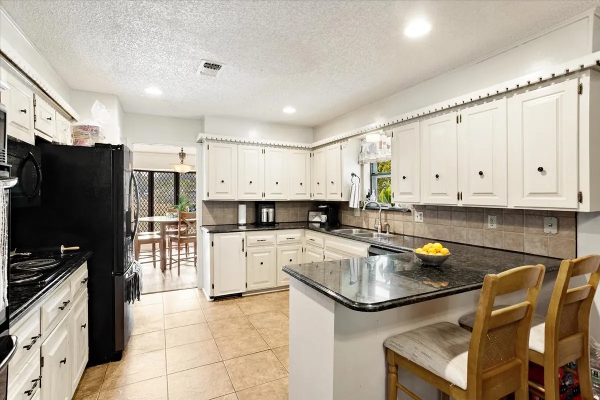 Single Family Residence For Sale in Grayson County , 110 Bois D Arc Street, Tom Bean, Texas 75491, 4 Bedroom, 3 Bathroom, 2 Garage spaces, 2,446 Sqft, built in 1976, mls#21345690, Real Estate Agent in Tom Bean, Homes For Sale in Grayson county, Homes For Sale in Tom Bean, Realtor in Tom Bean Texas, Real Estate Brokerage Independent Realty Texas, Luminita Cordes Realtor