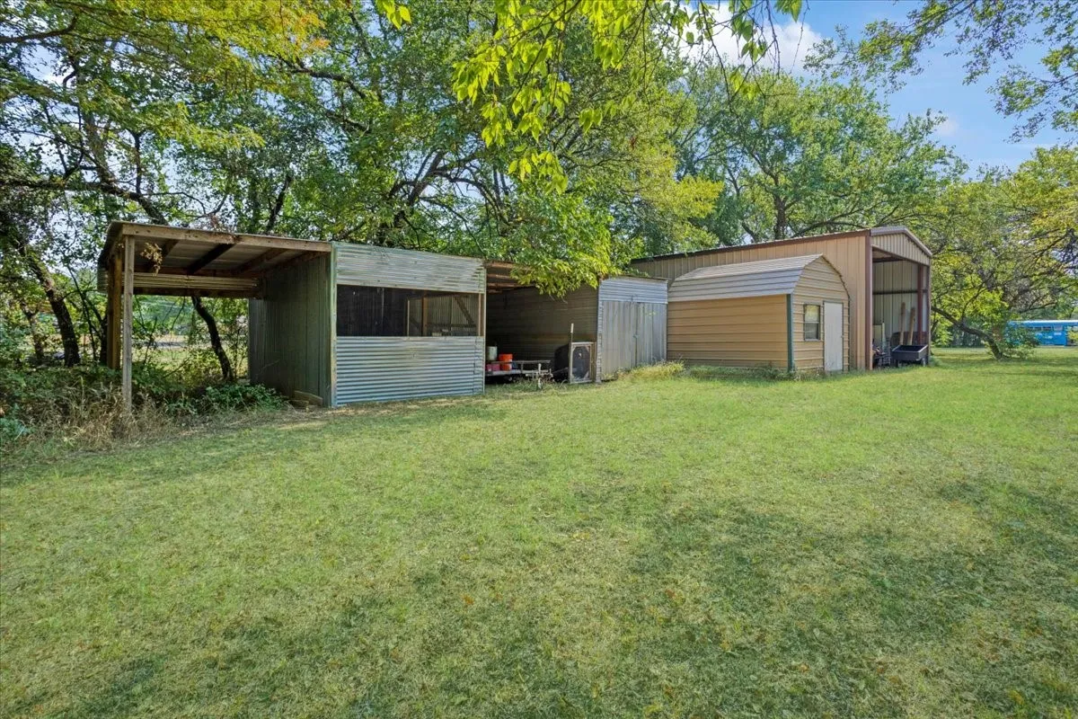 Single Family Residence For Sale in Grayson County , 110 Bois D Arc Street, Tom Bean, Texas 75491, 4 Bedroom, 3 Bathroom, 2 Garage spaces, 2,446 Sqft, built in 1976, mls#21345690, Real Estate Agent in Tom Bean, Homes For Sale in Grayson county, Homes For Sale in Tom Bean, Realtor in Tom Bean Texas, Real Estate Brokerage Independent Realty Texas, Luminita Cordes Realtor