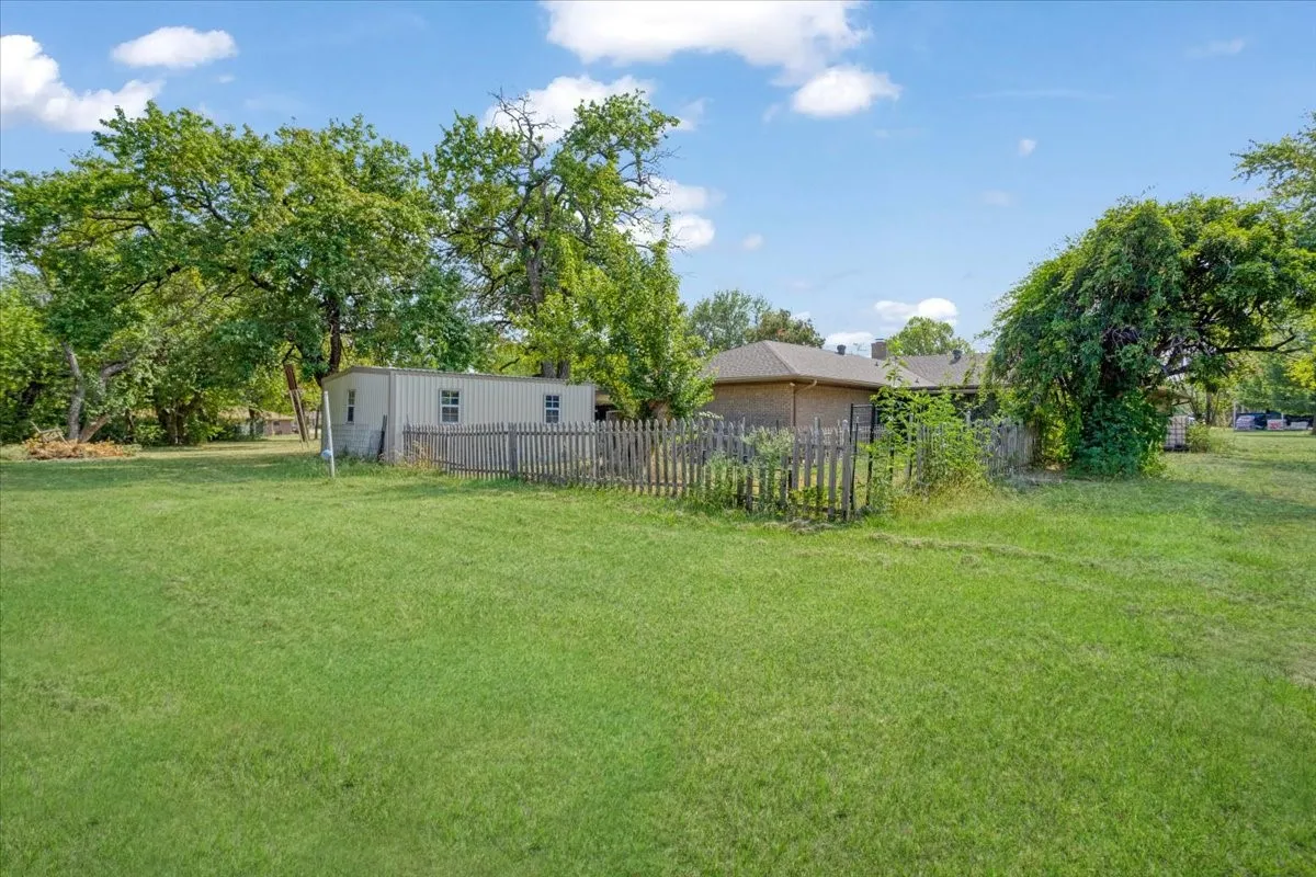 Single Family Residence For Sale in Grayson County , 110 Bois D Arc Street, Tom Bean, Texas 75491, 4 Bedroom, 3 Bathroom, 2 Garage spaces, 2,446 Sqft, built in 1976, mls#21345690, Real Estate Agent in Tom Bean, Homes For Sale in Grayson county, Homes For Sale in Tom Bean, Realtor in Tom Bean Texas, Real Estate Brokerage Independent Realty Texas, Luminita Cordes Realtor