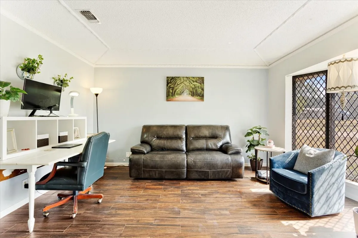 Single Family Residence For Sale in Grayson County , 110 Bois D Arc Street, Tom Bean, Texas 75491, 4 Bedroom, 3 Bathroom, 2 Garage spaces, 2,446 Sqft, built in 1976, mls#21345690, Real Estate Agent in Tom Bean, Homes For Sale in Grayson county, Homes For Sale in Tom Bean, Realtor in Tom Bean Texas, Real Estate Brokerage Independent Realty Texas, Luminita Cordes Realtor
