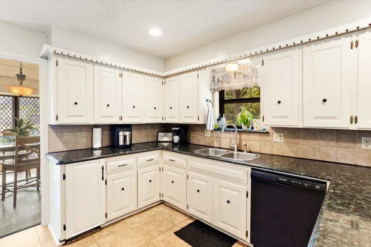 Single Family Residence For Sale in Grayson County , 110 Bois D Arc Street, Tom Bean, Texas 75491, 4 Bedroom, 3 Bathroom, 2 Garage spaces, 2,446 Sqft, built in 1976, mls#21345690, Real Estate Agent in Tom Bean, Homes For Sale in Grayson county, Homes For Sale in Tom Bean, Realtor in Tom Bean Texas, Real Estate Brokerage Independent Realty Texas, Luminita Cordes Realtor