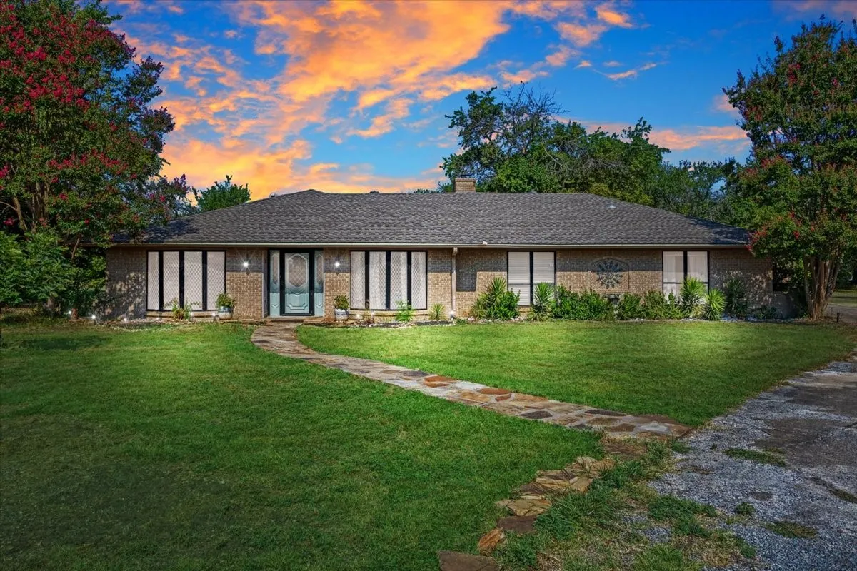 Single Family Residence For Sale in Grayson County , 110 Bois D Arc Street, Tom Bean, Texas 75491, 4 Bedroom, 3 Bathroom, 2 Garage spaces, 2,446 Sqft, built in 1976, mls#21345690, Real Estate Agent in Tom Bean, Homes For Sale in Grayson county, Homes For Sale in Tom Bean, Realtor in Tom Bean Texas, Real Estate Brokerage Independent Realty Texas, Luminita Cordes Realtor
