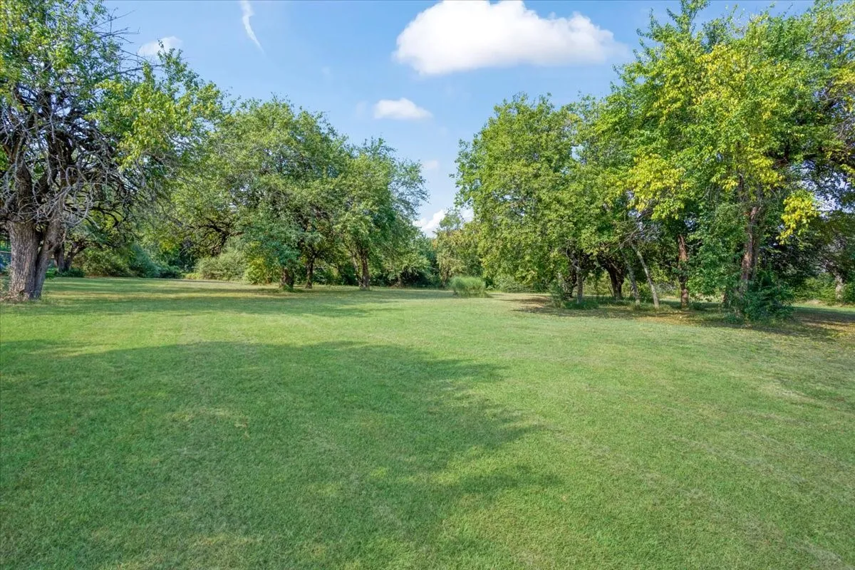 Single Family Residence For Sale in Grayson County , 110 Bois D Arc Street, Tom Bean, Texas 75491, 4 Bedroom, 3 Bathroom, 2 Garage spaces, 2,446 Sqft, built in 1976, mls#21345690, Real Estate Agent in Tom Bean, Homes For Sale in Grayson county, Homes For Sale in Tom Bean, Realtor in Tom Bean Texas, Real Estate Brokerage Independent Realty Texas, Luminita Cordes Realtor