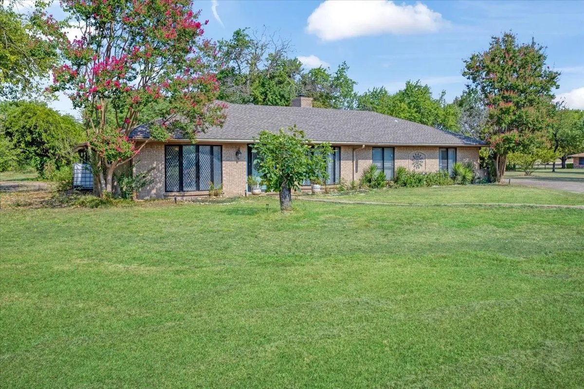 Single Family Residence For Sale in Grayson County , 110 Bois D Arc Street, Tom Bean, Texas 75491, 4 Bedroom, 3 Bathroom, 2 Garage spaces, 2,446 Sqft, built in 1976, mls#21345690, Real Estate Agent in Tom Bean, Homes For Sale in Grayson county, Homes For Sale in Tom Bean, Realtor in Tom Bean Texas, Real Estate Brokerage Independent Realty Texas, Luminita Cordes Realtor