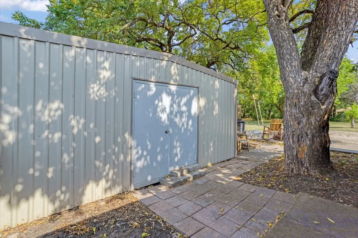 Single Family Residence For Sale in Grayson County , 110 Bois D Arc Street, Tom Bean, Texas 75491, 4 Bedroom, 3 Bathroom, 2 Garage spaces, 2,446 Sqft, built in 1976, mls#21345690, Real Estate Agent in Tom Bean, Homes For Sale in Grayson county, Homes For Sale in Tom Bean, Realtor in Tom Bean Texas, Real Estate Brokerage Independent Realty Texas, Luminita Cordes Realtor