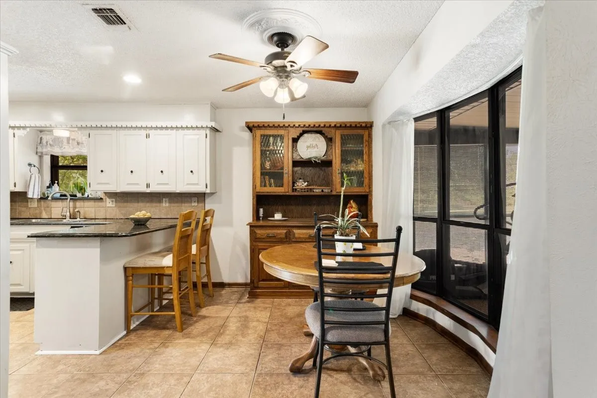Single Family Residence For Sale in Grayson County , 110 Bois D Arc Street, Tom Bean, Texas 75491, 4 Bedroom, 3 Bathroom, 2 Garage spaces, 2,446 Sqft, built in 1976, mls#21345690, Real Estate Agent in Tom Bean, Homes For Sale in Grayson county, Homes For Sale in Tom Bean, Realtor in Tom Bean Texas, Real Estate Brokerage Independent Realty Texas, Luminita Cordes Realtor