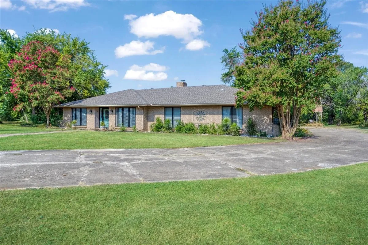 Single Family Residence For Sale in Grayson County , 110 Bois D Arc Street, Tom Bean, Texas 75491, 4 Bedroom, 3 Bathroom, 2 Garage spaces, 2,446 Sqft, built in 1976, mls#21345690, Real Estate Agent in Tom Bean, Homes For Sale in Grayson county, Homes For Sale in Tom Bean, Realtor in Tom Bean Texas, Real Estate Brokerage Independent Realty Texas, Luminita Cordes Realtor